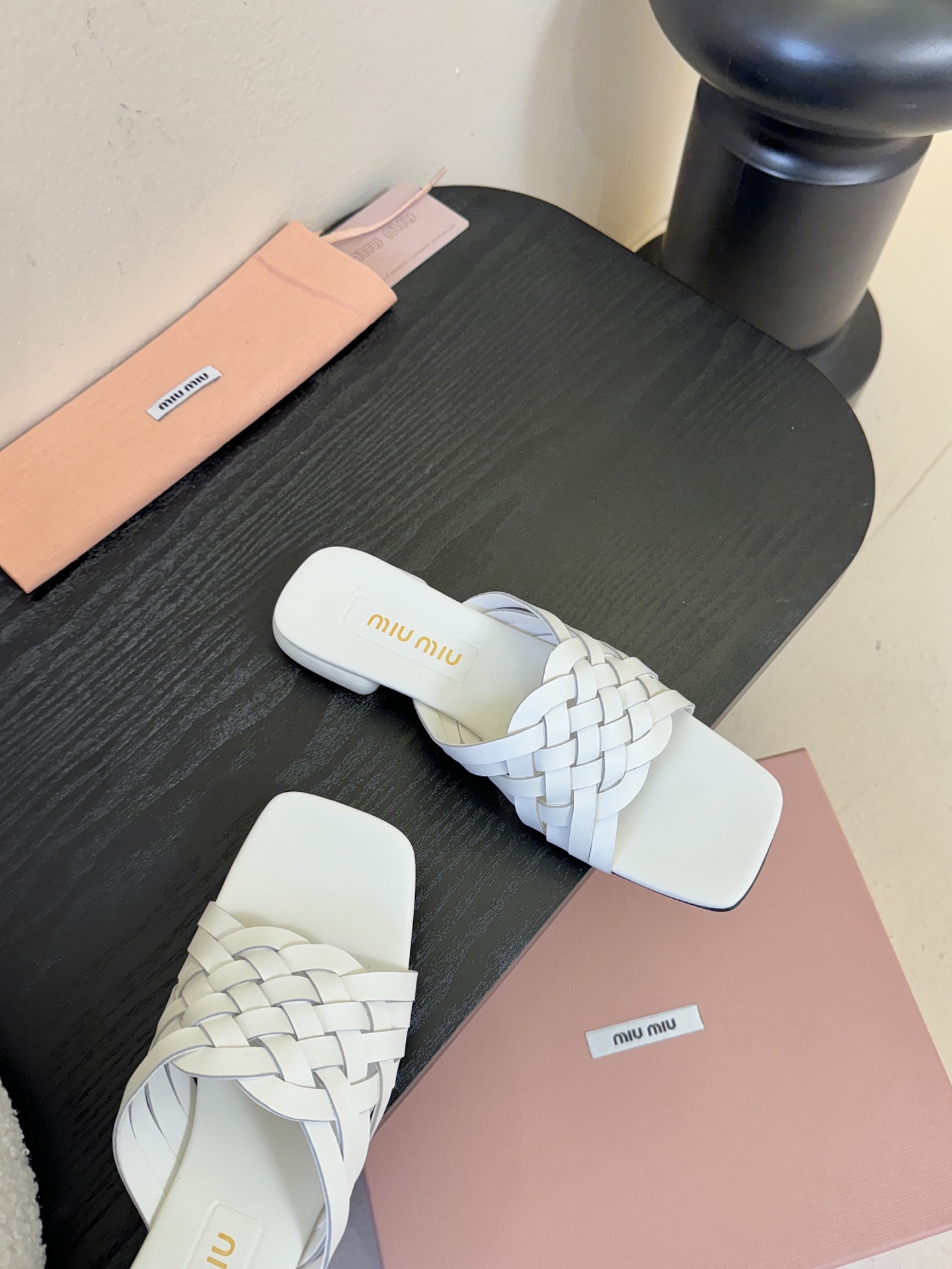 miu ss26new arrival～miu家26春夏高跟凉鞋系列，兼具性感与可爱牛皮材质，羊皮内里，