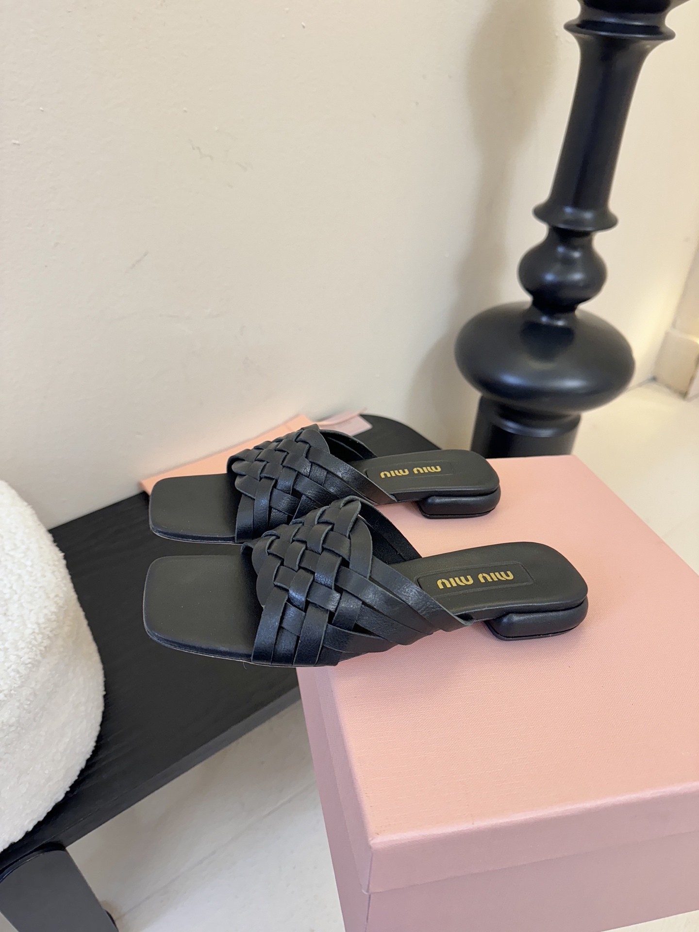 miu ss26new arrival～miu家26春夏高跟凉鞋系列，兼具性感与可爱牛皮材质，羊皮内里，