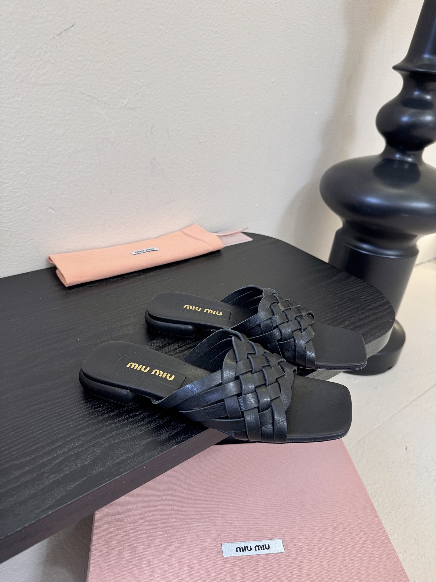 miu ss26new arrival～miu家26春夏高跟凉鞋系列，兼具性感与可爱牛皮材质，羊皮内里，