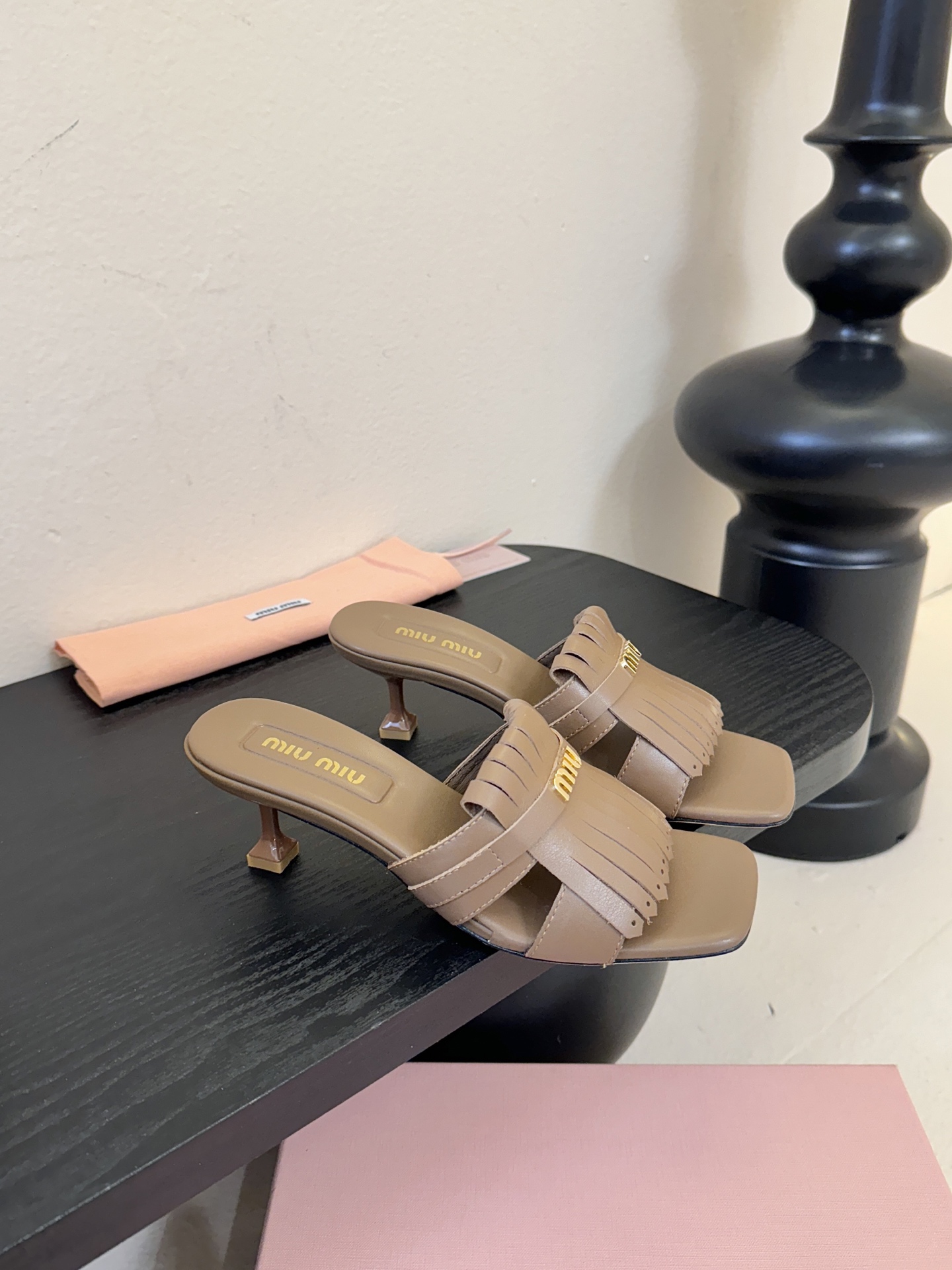 miu ss26new arrival～miu家26春夏高跟凉鞋系列，兼具性感与可爱牛皮材质，羊皮内里，