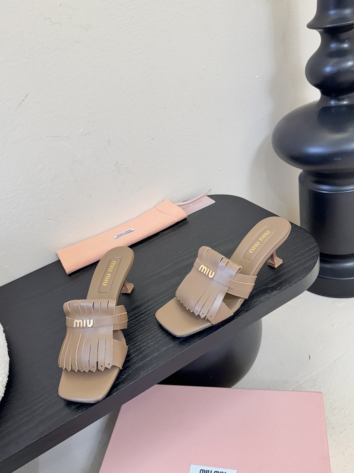 miu ss26new arrival～miu家26春夏高跟凉鞋系列，兼具性感与可爱牛皮材质，羊皮内里，