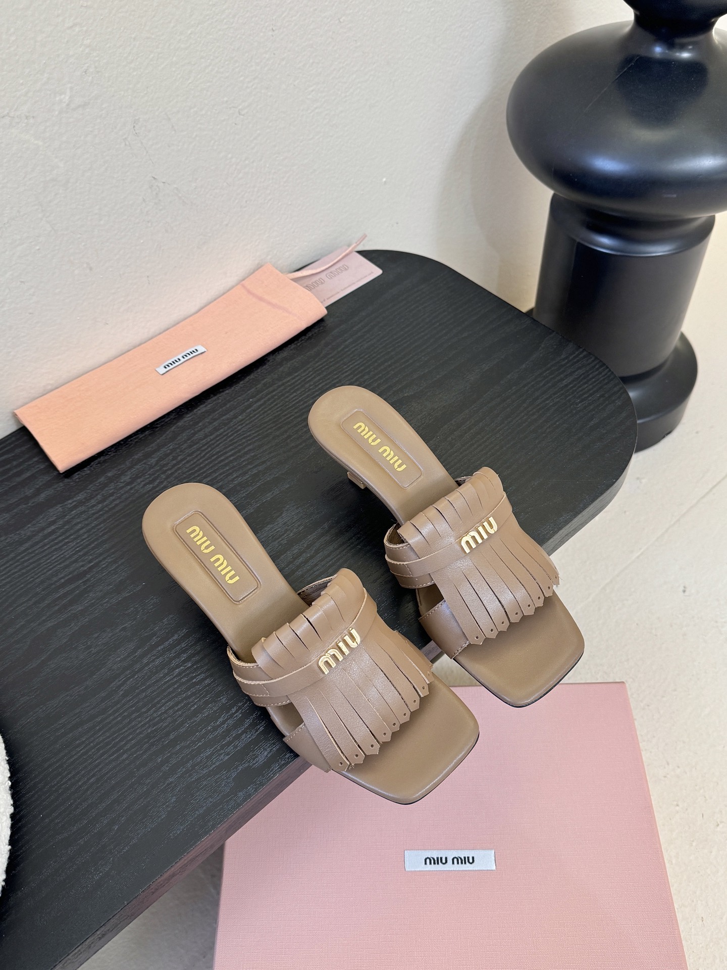 miu ss26new arrival～miu家26春夏高跟凉鞋系列，兼具性感与可爱牛皮材质，羊皮内里，