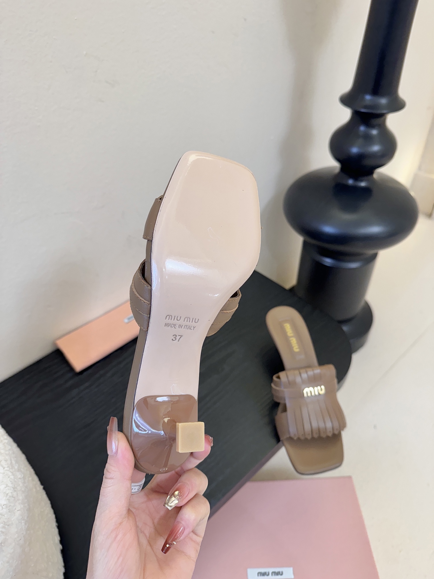 miu ss26new arrival～miu家26春夏高跟凉鞋系列，兼具性感与可爱牛皮材质，羊皮内里，