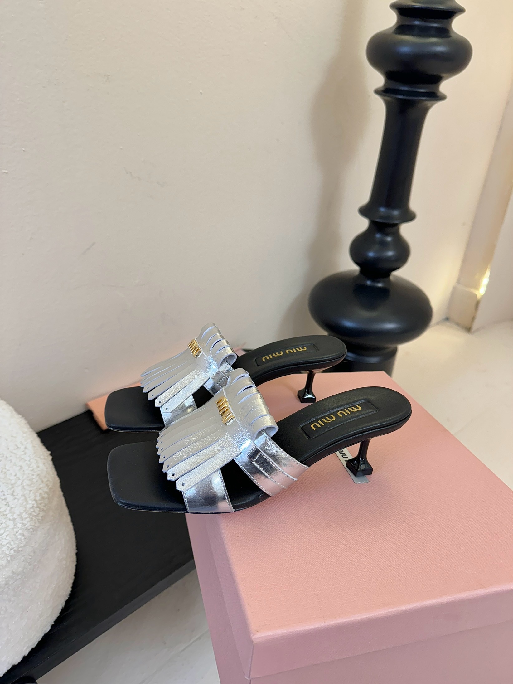 miu ss26new arrival～miu家26春夏高跟凉鞋系列，兼具性感与可爱牛皮材质，羊皮内里，