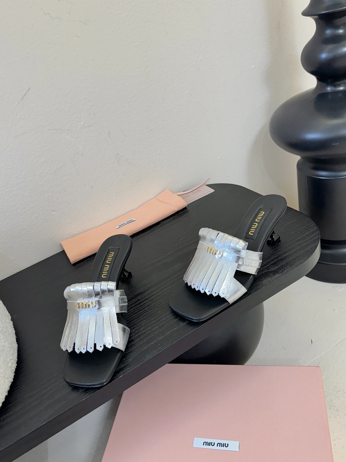 miu ss26new arrival～miu家26春夏高跟凉鞋系列，兼具性感与可爱牛皮材质，羊皮内里，