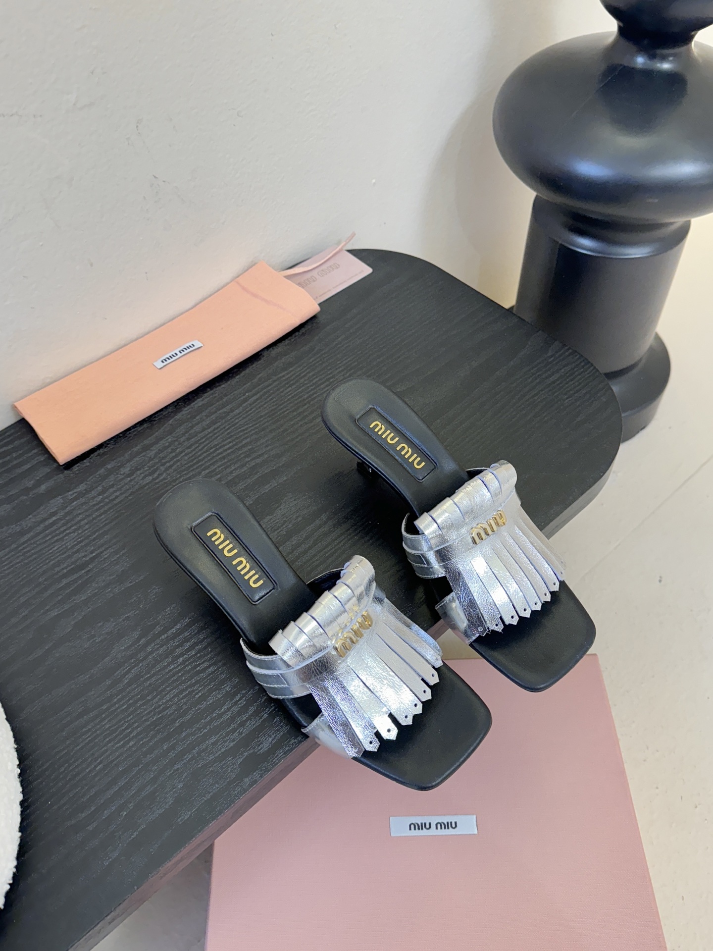 miu ss26new arrival～miu家26春夏高跟凉鞋系列，兼具性感与可爱牛皮材质，羊皮内里，