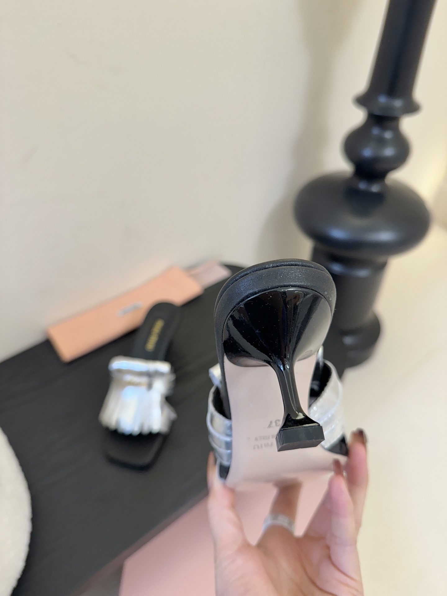 miu ss26new arrival～miu家26春夏高跟凉鞋系列，兼具性感与可爱牛皮材质，羊皮内里，