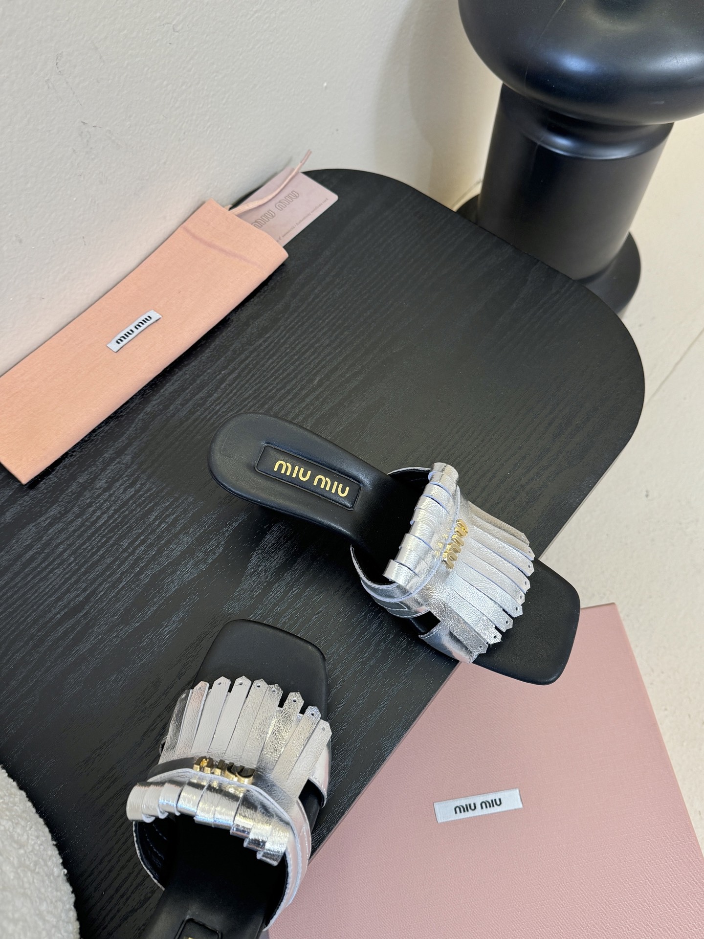 miu ss26new arrival～miu家26春夏高跟凉鞋系列，兼具性感与可爱牛皮材质，羊皮内里，