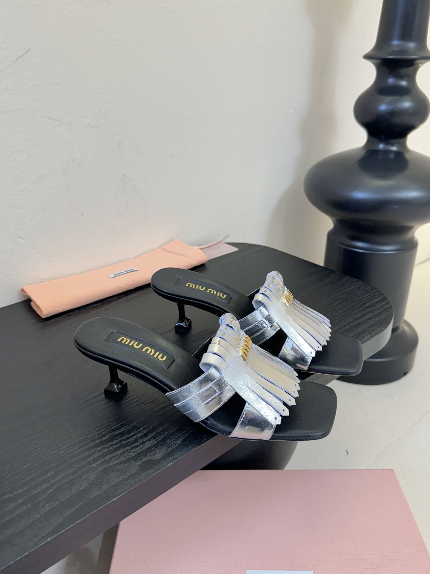 miu ss26new arrival～miu家26春夏高跟凉鞋系列，兼具性感与可爱牛皮材质，羊皮内里，