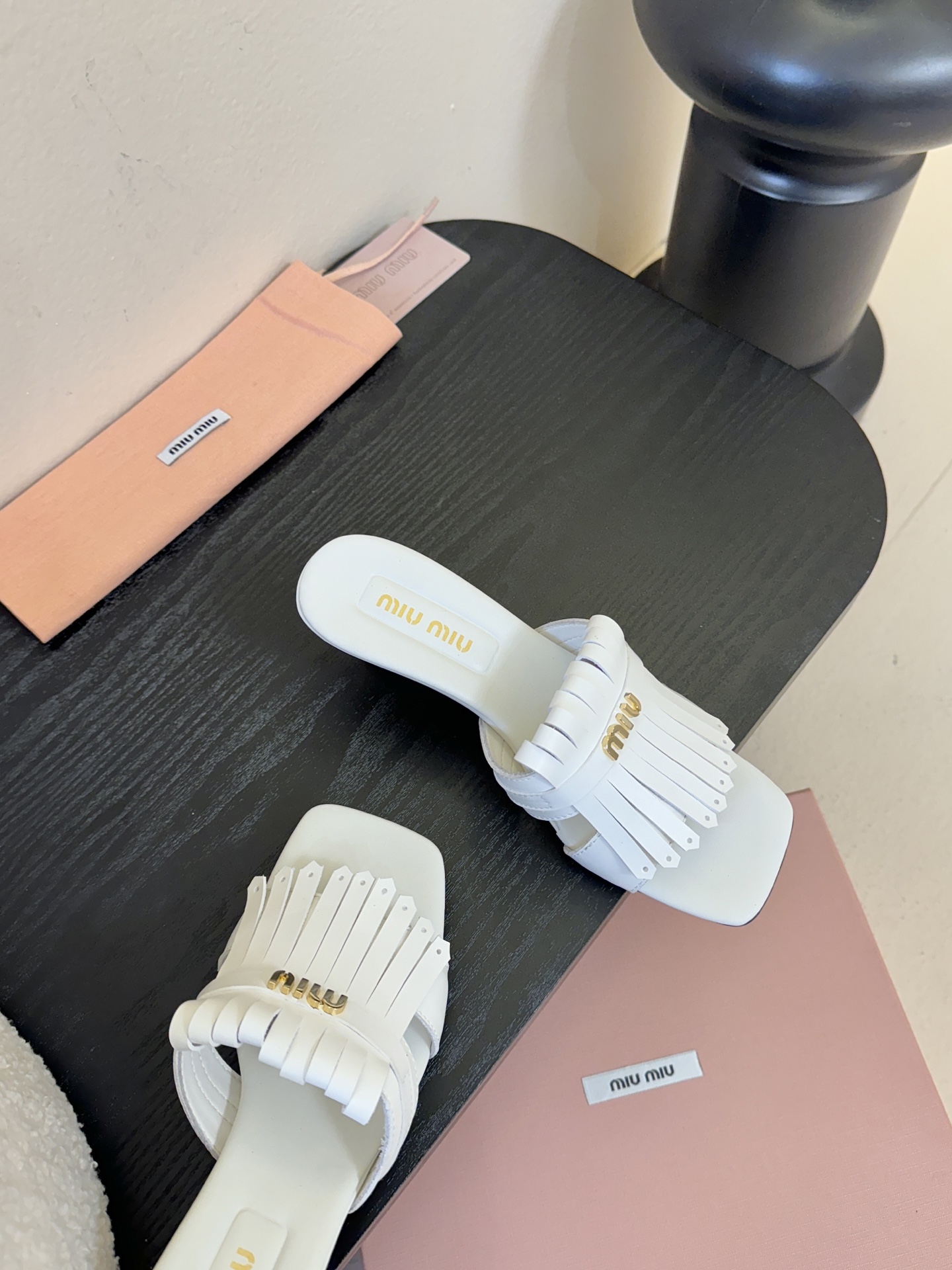 miu ss26new arrival～miu家26春夏高跟凉鞋系列，兼具性感与可爱牛皮材质，羊皮内里，