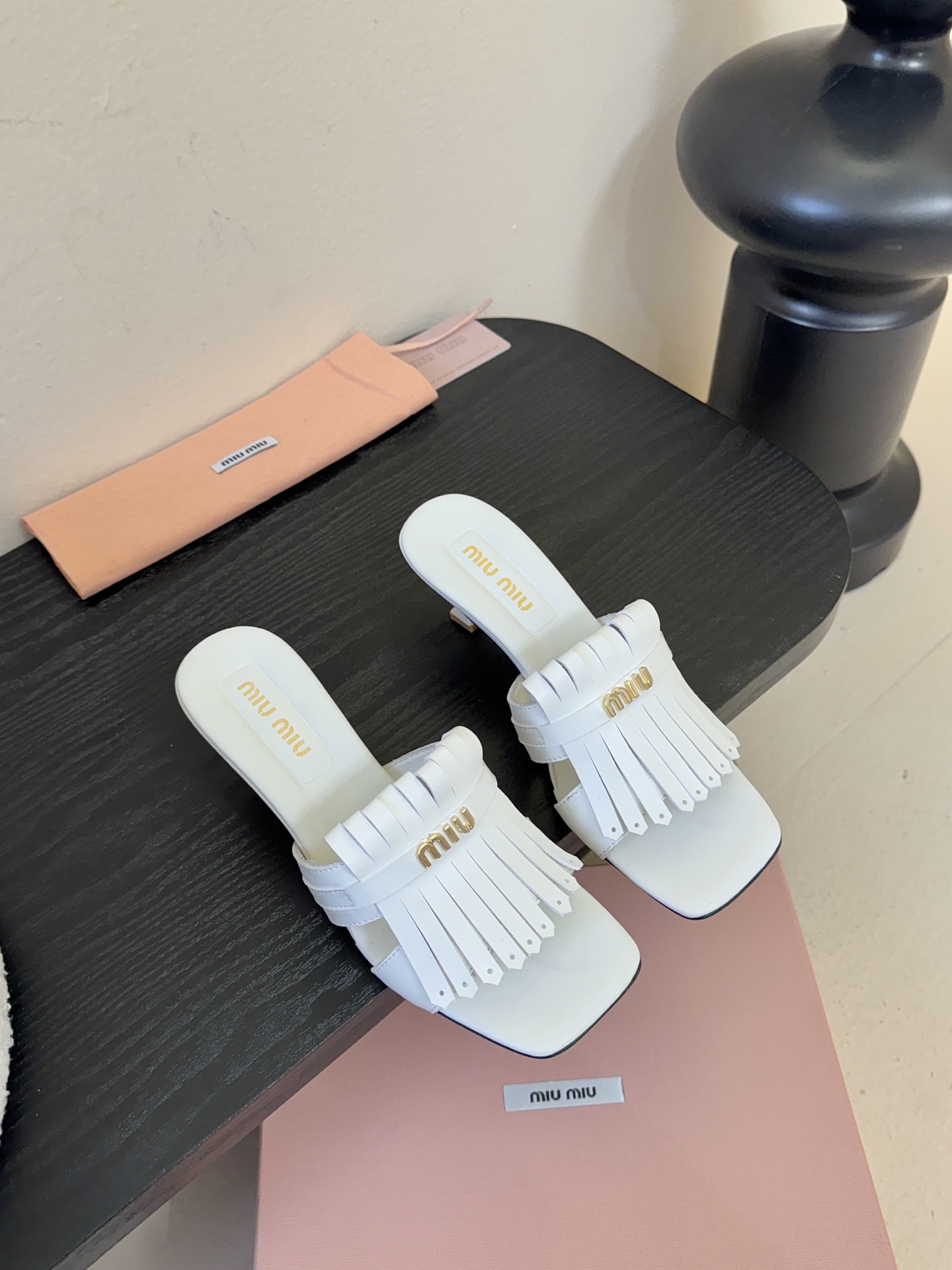 miu ss26new arrival～miu家26春夏高跟凉鞋系列，兼具性感与可爱牛皮材质，羊皮内里，