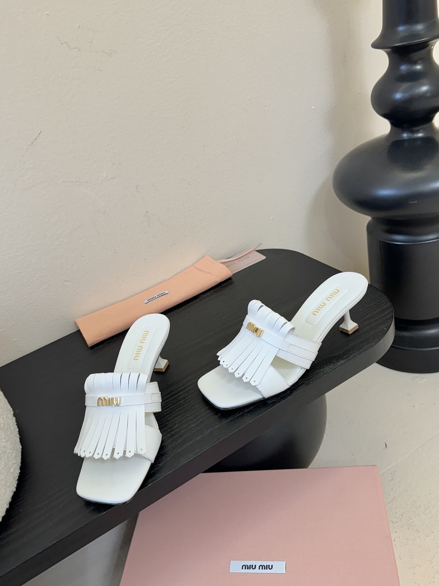 miu ss26new arrival～miu家26春夏高跟凉鞋系列，兼具性感与可爱牛皮材质，羊皮内里，