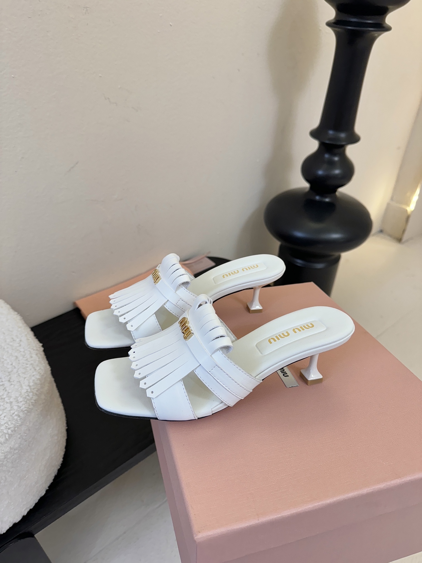 miu ss26new arrival～miu家26春夏高跟凉鞋系列，兼具性感与可爱牛皮材质，羊皮内里，