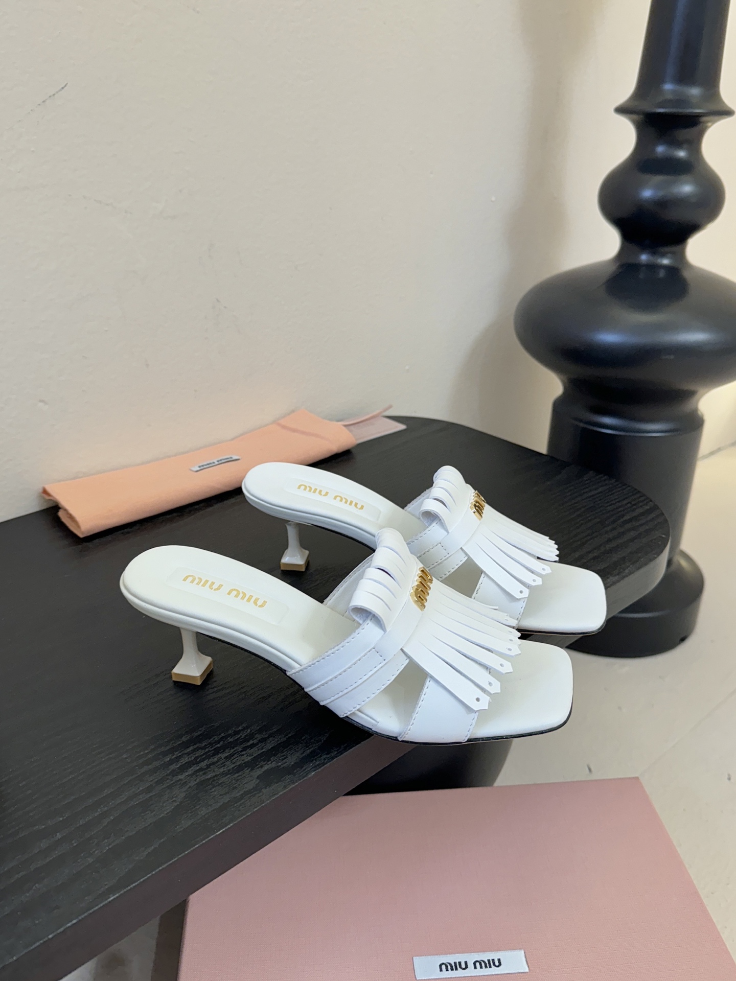 miu ss26new arrival～miu家26春夏高跟凉鞋系列，兼具性感与可爱牛皮材质，羊皮内里，