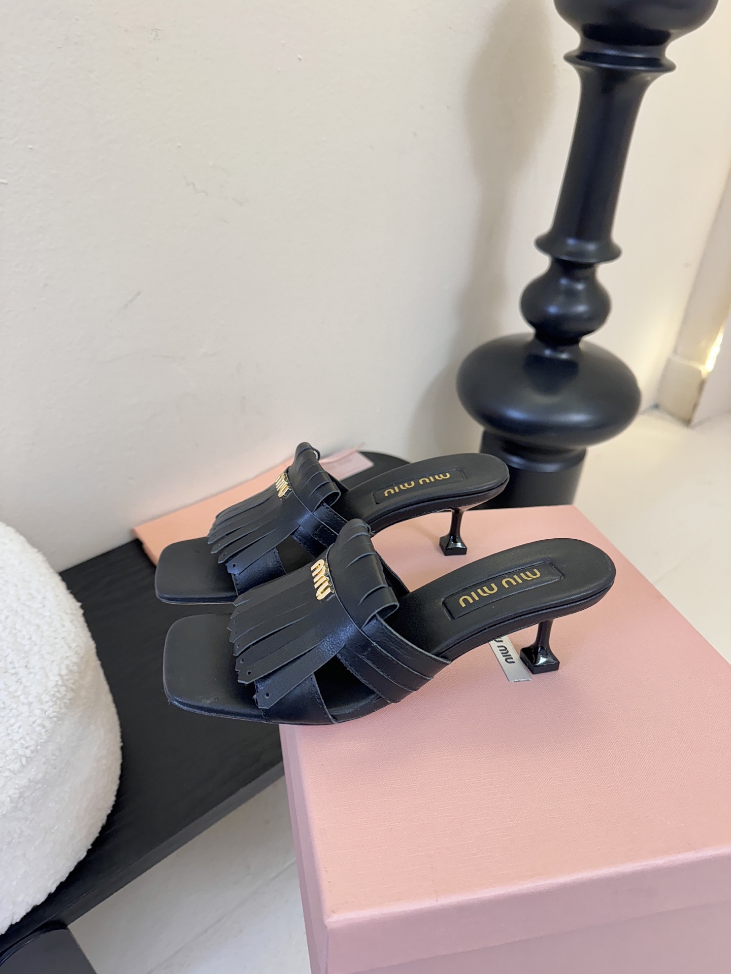 miu ss26new arrival～miu家26春夏高跟凉鞋系列，兼具性感与可爱牛皮材质，羊皮内里，