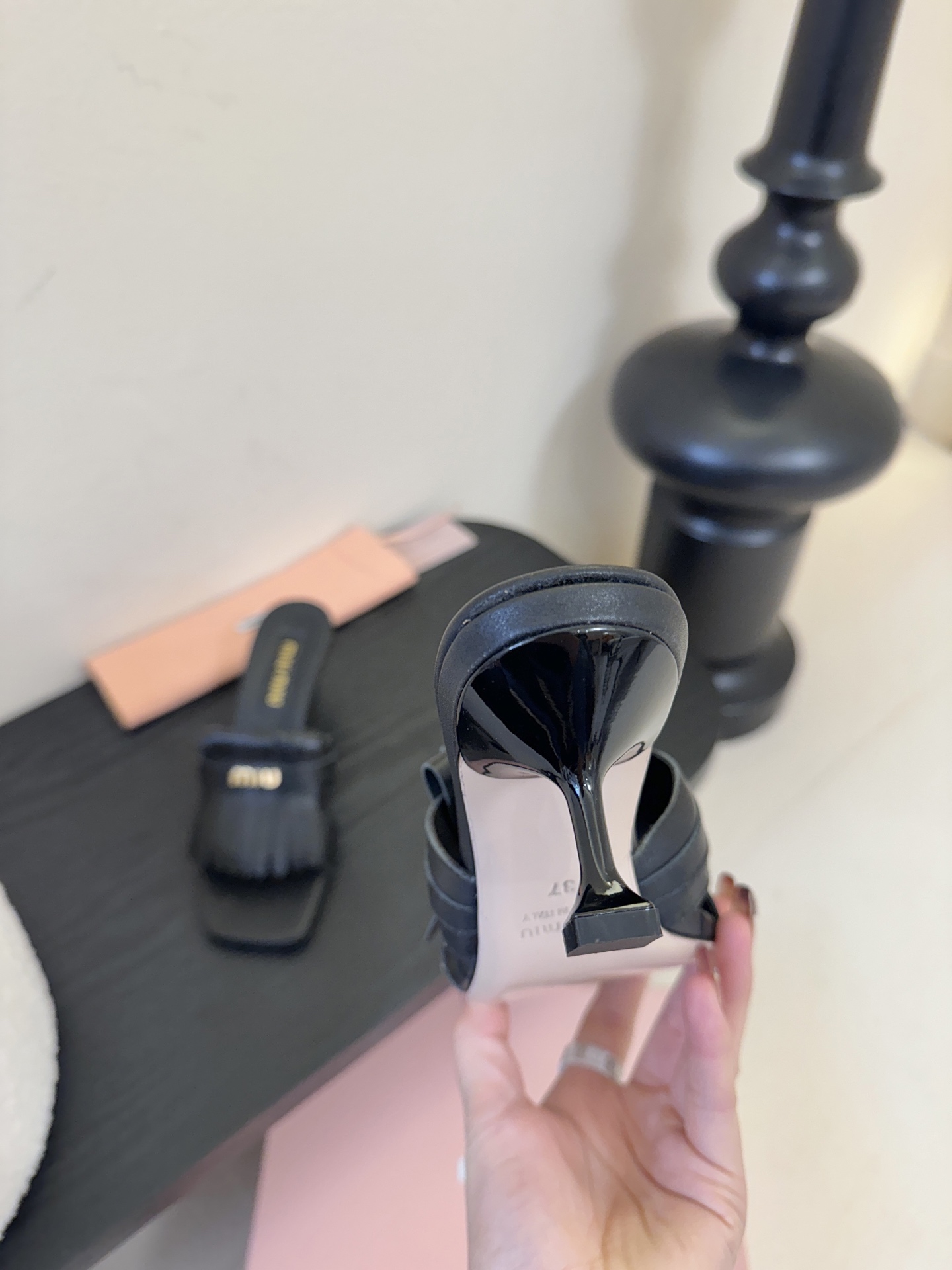 miu ss26new arrival～miu家26春夏高跟凉鞋系列，兼具性感与可爱牛皮材质，羊皮内里，