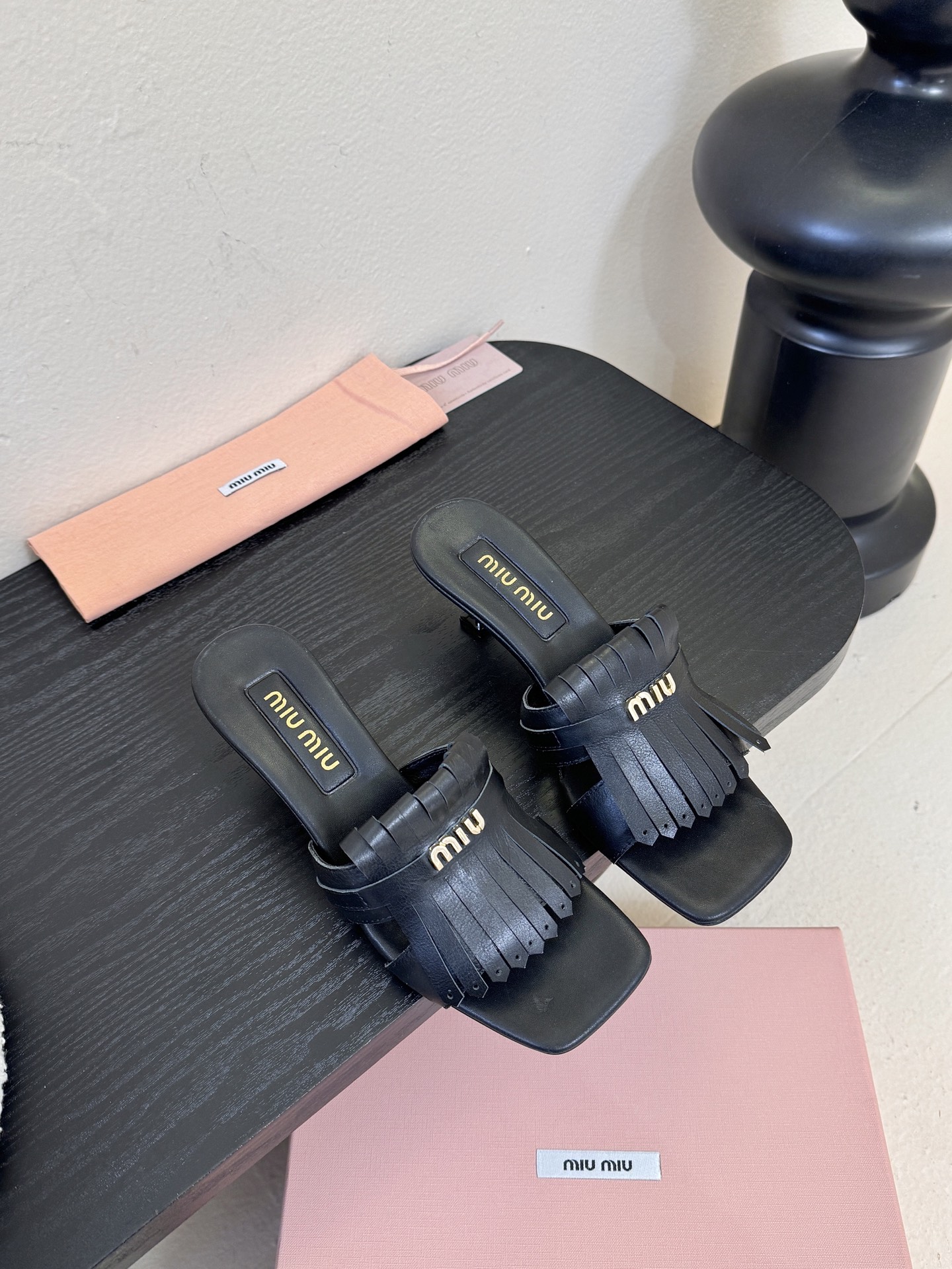 miu ss26new arrival～miu家26春夏高跟凉鞋系列，兼具性感与可爱牛皮材质，羊皮内里，