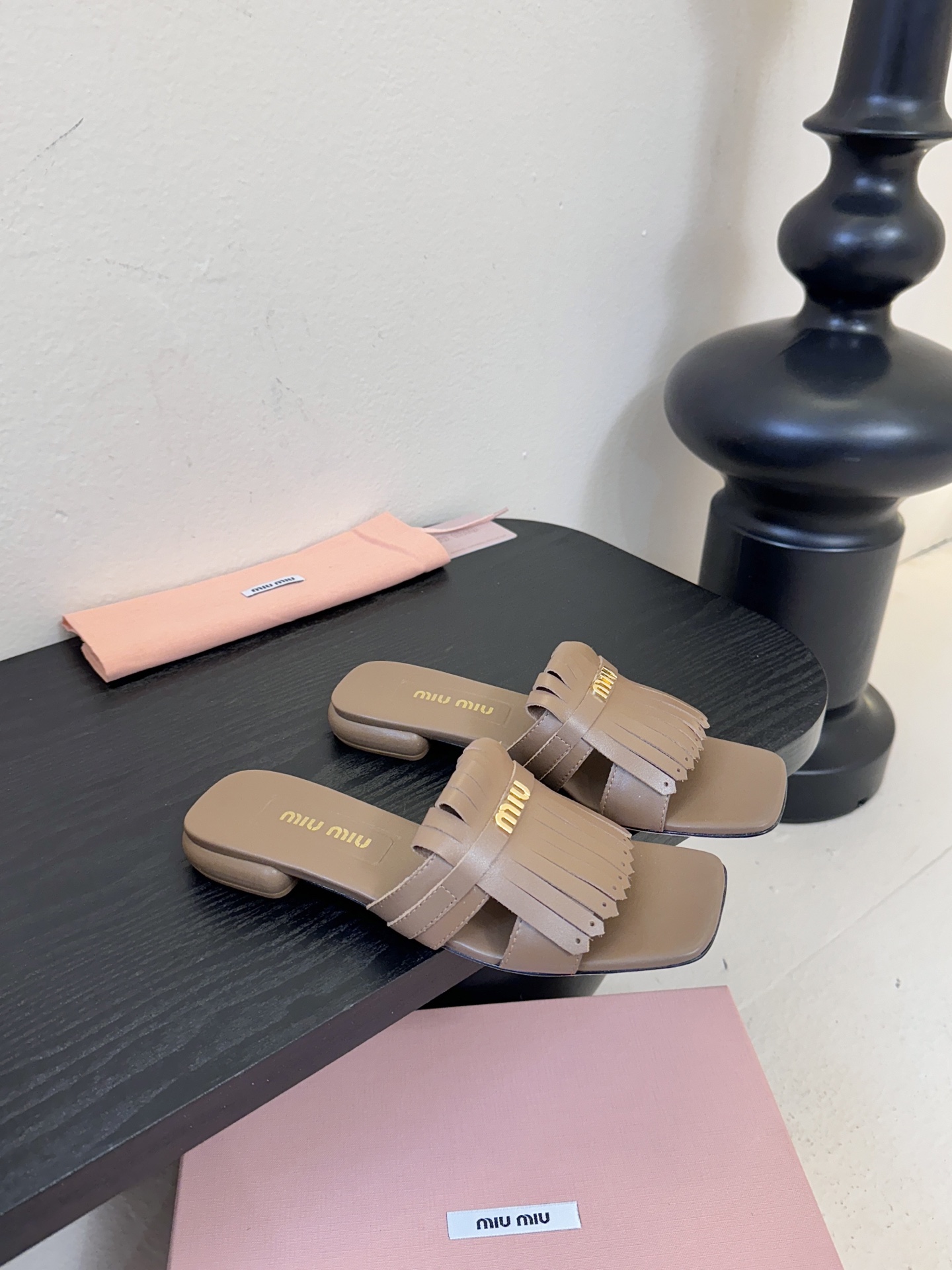 miu ss26new arrival～miu家26春夏高跟凉鞋系列，兼具性感与可爱牛皮材质，羊皮内里，