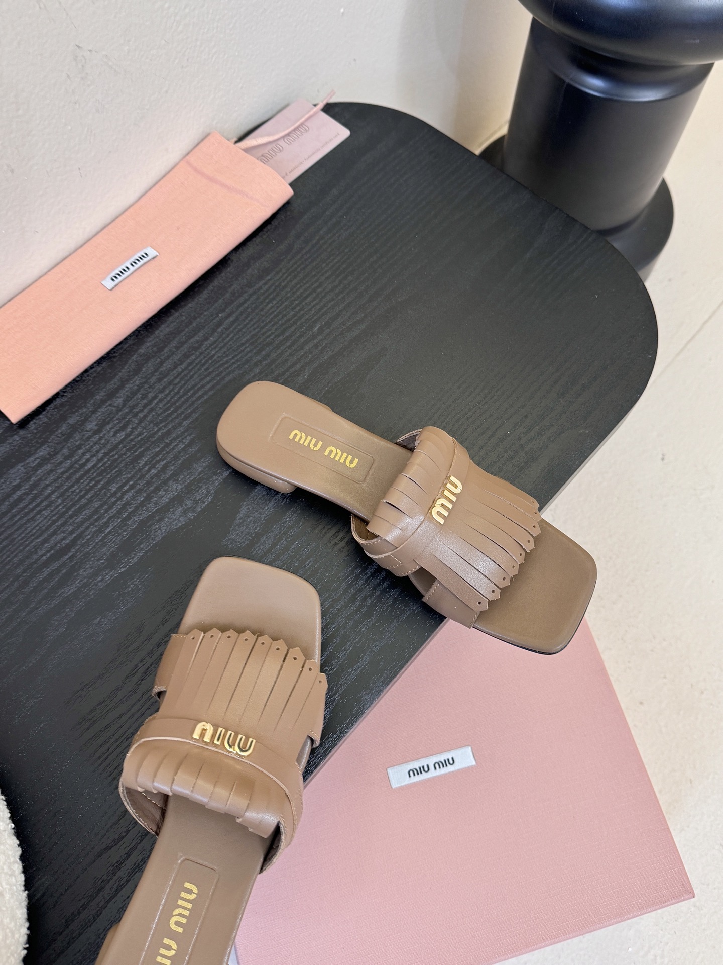 miu ss26new arrival～miu家26春夏高跟凉鞋系列，兼具性感与可爱牛皮材质，羊皮内里，