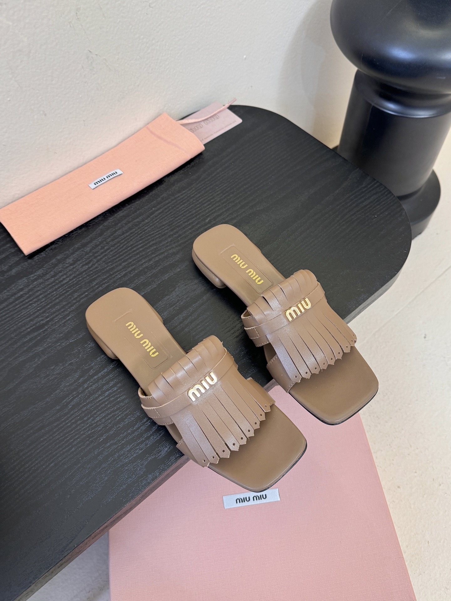 miu ss26new arrival～miu家26春夏高跟凉鞋系列，兼具性感与可爱牛皮材质，羊皮内里，