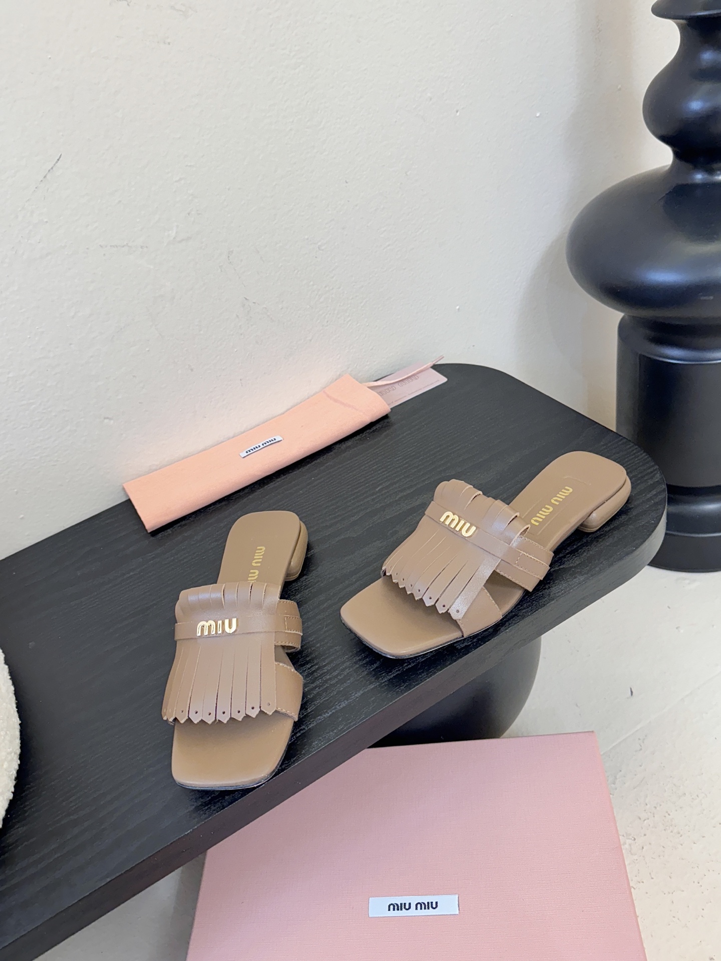 miu ss26new arrival～miu家26春夏高跟凉鞋系列，兼具性感与可爱牛皮材质，羊皮内里，