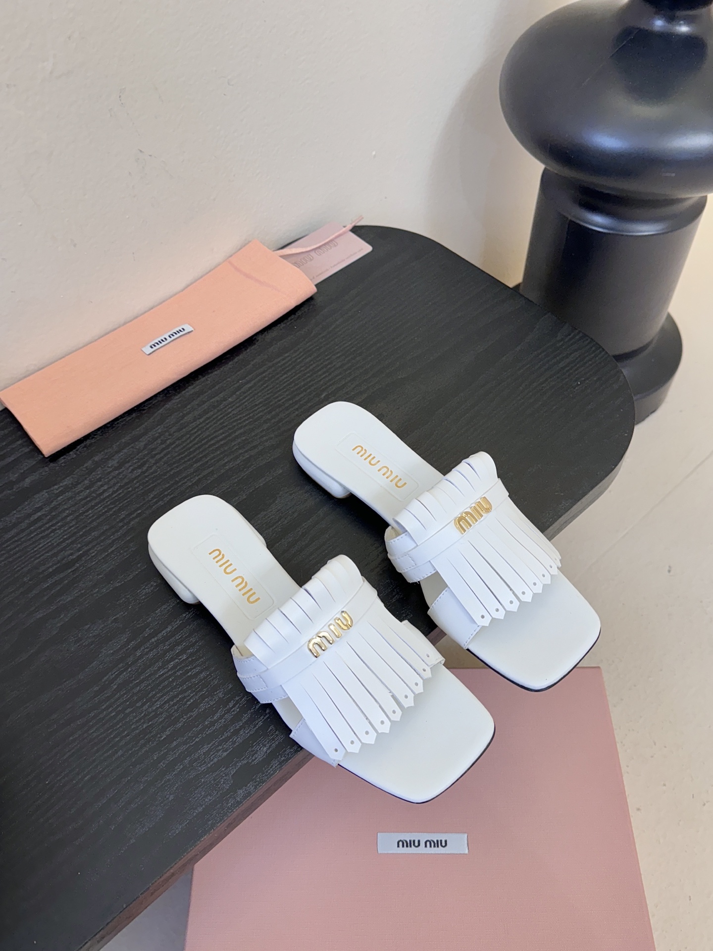 miu ss26new arrival～miu家26春夏高跟凉鞋系列，兼具性感与可爱牛皮材质，羊皮内里，