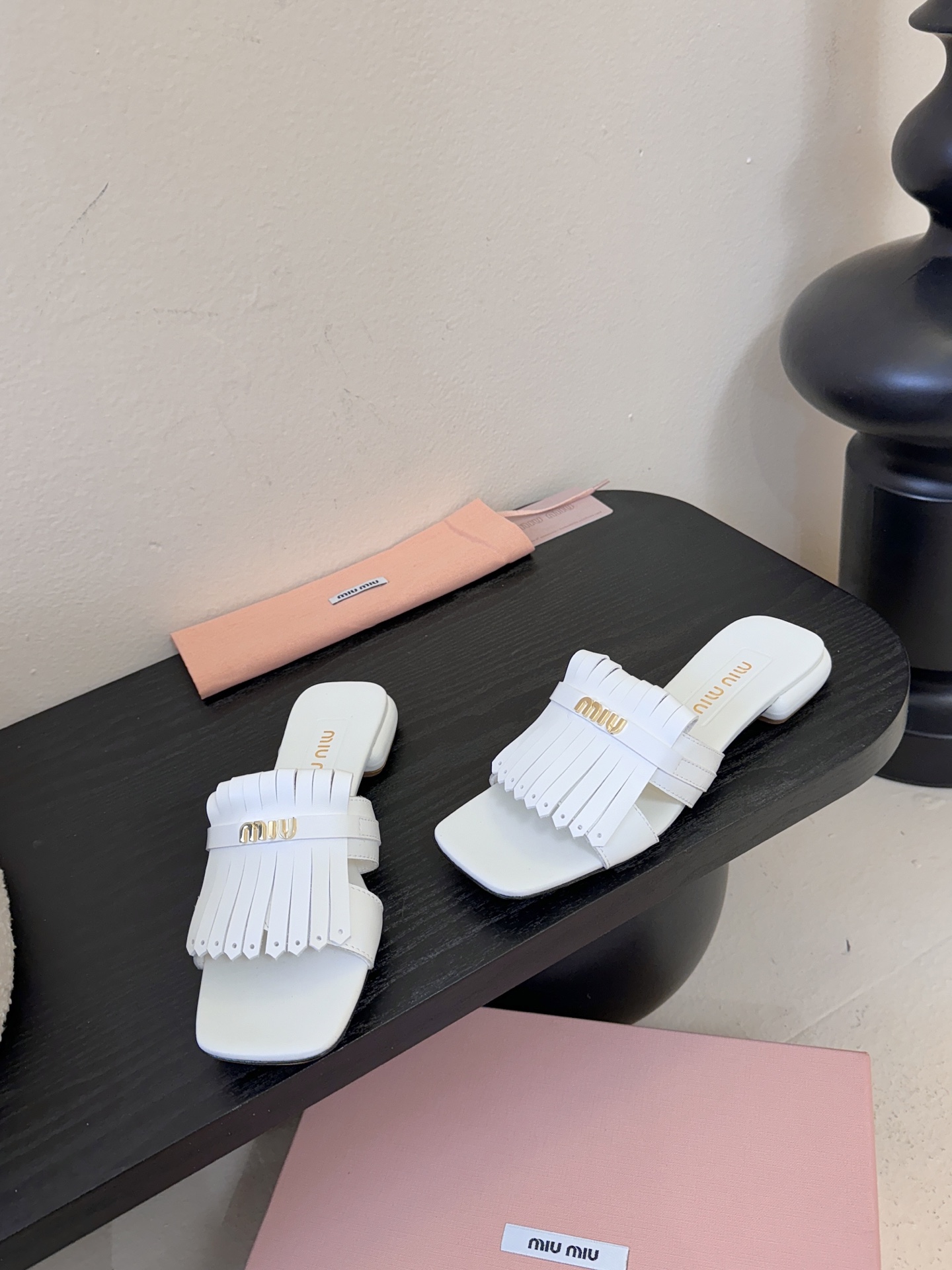 miu ss26new arrival～miu家26春夏高跟凉鞋系列，兼具性感与可爱牛皮材质，羊皮内里，