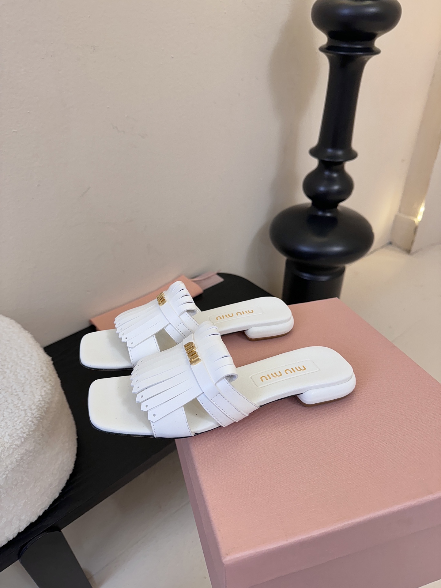 miu ss26new arrival～miu家26春夏高跟凉鞋系列，兼具性感与可爱牛皮材质，羊皮内里，