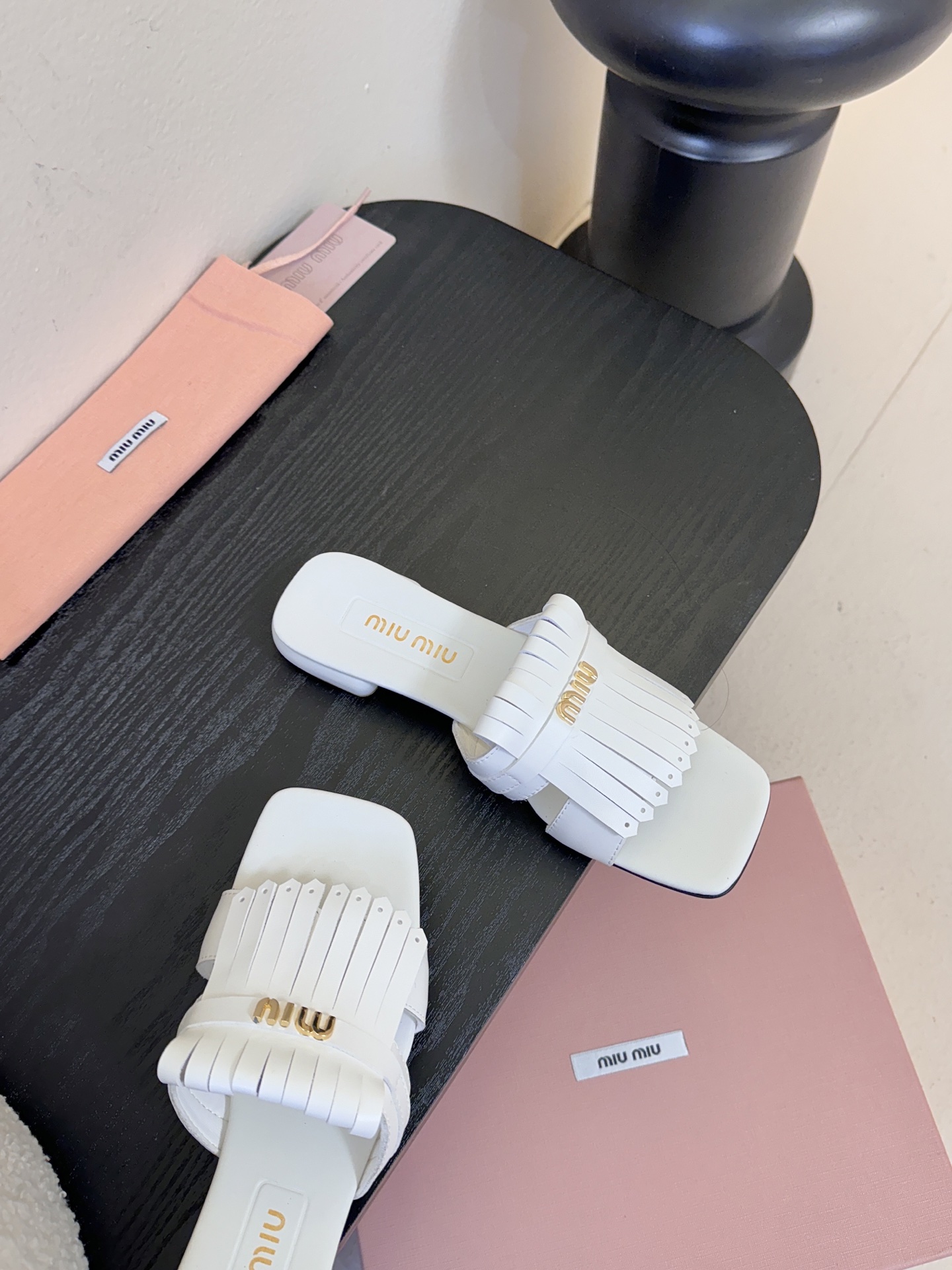 miu ss26new arrival～miu家26春夏高跟凉鞋系列，兼具性感与可爱牛皮材质，羊皮内里，