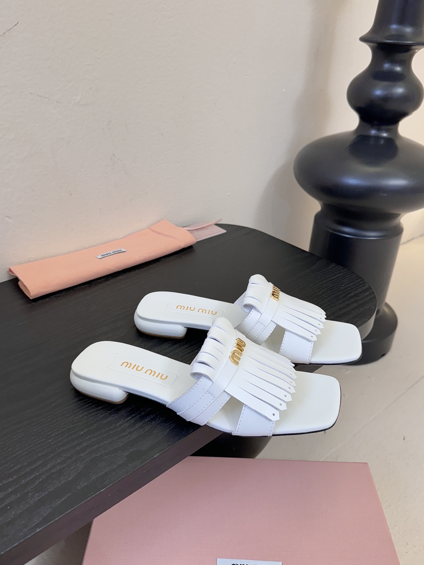 miu ss26new arrival～miu家26春夏高跟凉鞋系列，兼具性感与可爱牛皮材质，羊皮内里，