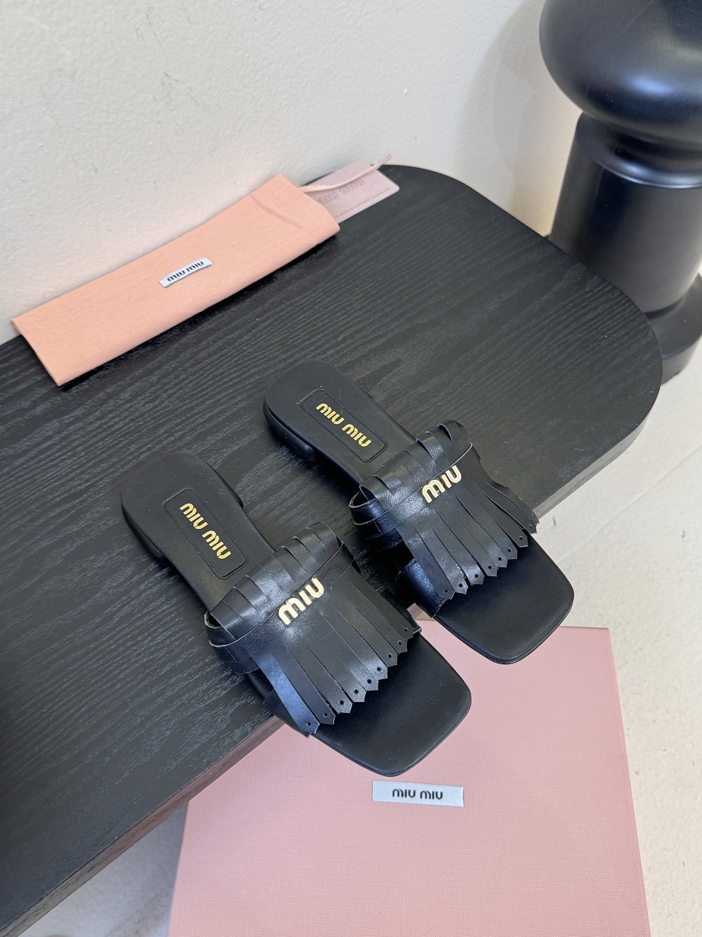 miu ss26new arrival～miu家26春夏高跟凉鞋系列，兼具性感与可爱牛皮材质，羊皮内里，