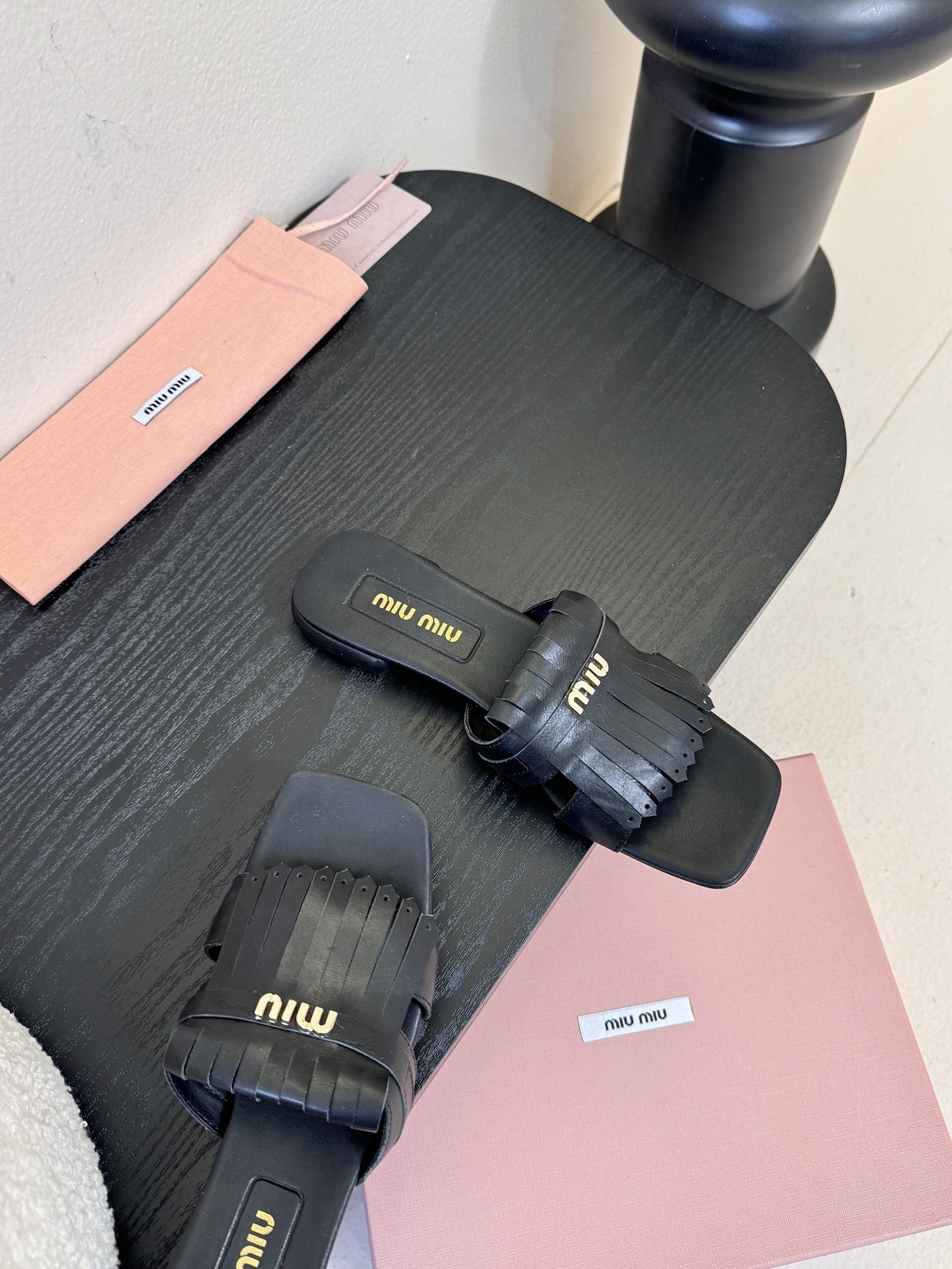 miu ss26new arrival～miu家26春夏高跟凉鞋系列，兼具性感与可爱牛皮材质，羊皮内里，