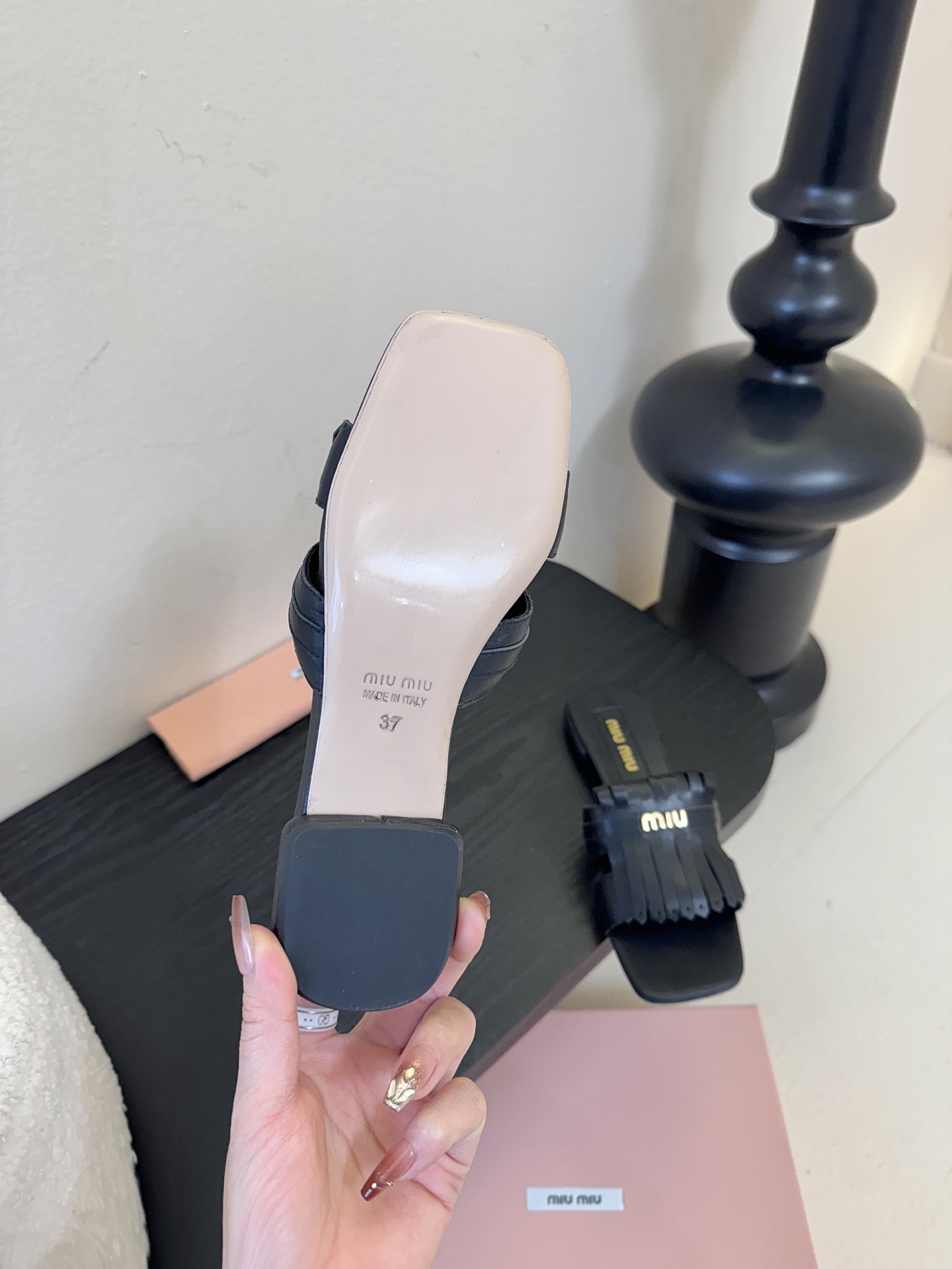 miu ss26new arrival～miu家26春夏高跟凉鞋系列，兼具性感与可爱牛皮材质，羊皮内里，