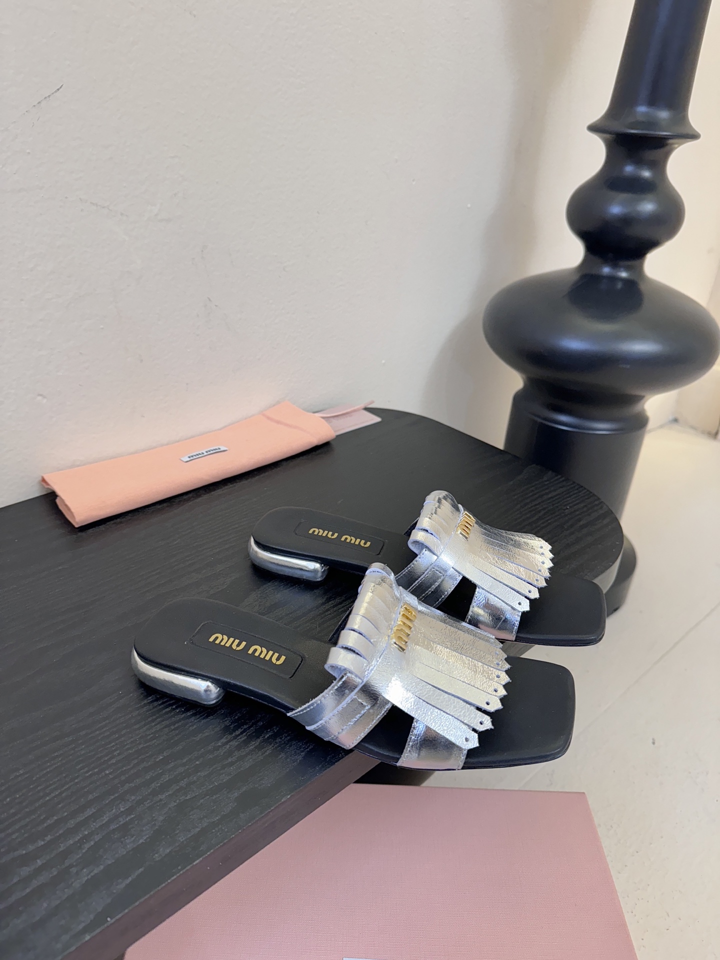 miu ss26new arrival～miu家26春夏高跟凉鞋系列，兼具性感与可爱牛皮材质，羊皮内里，