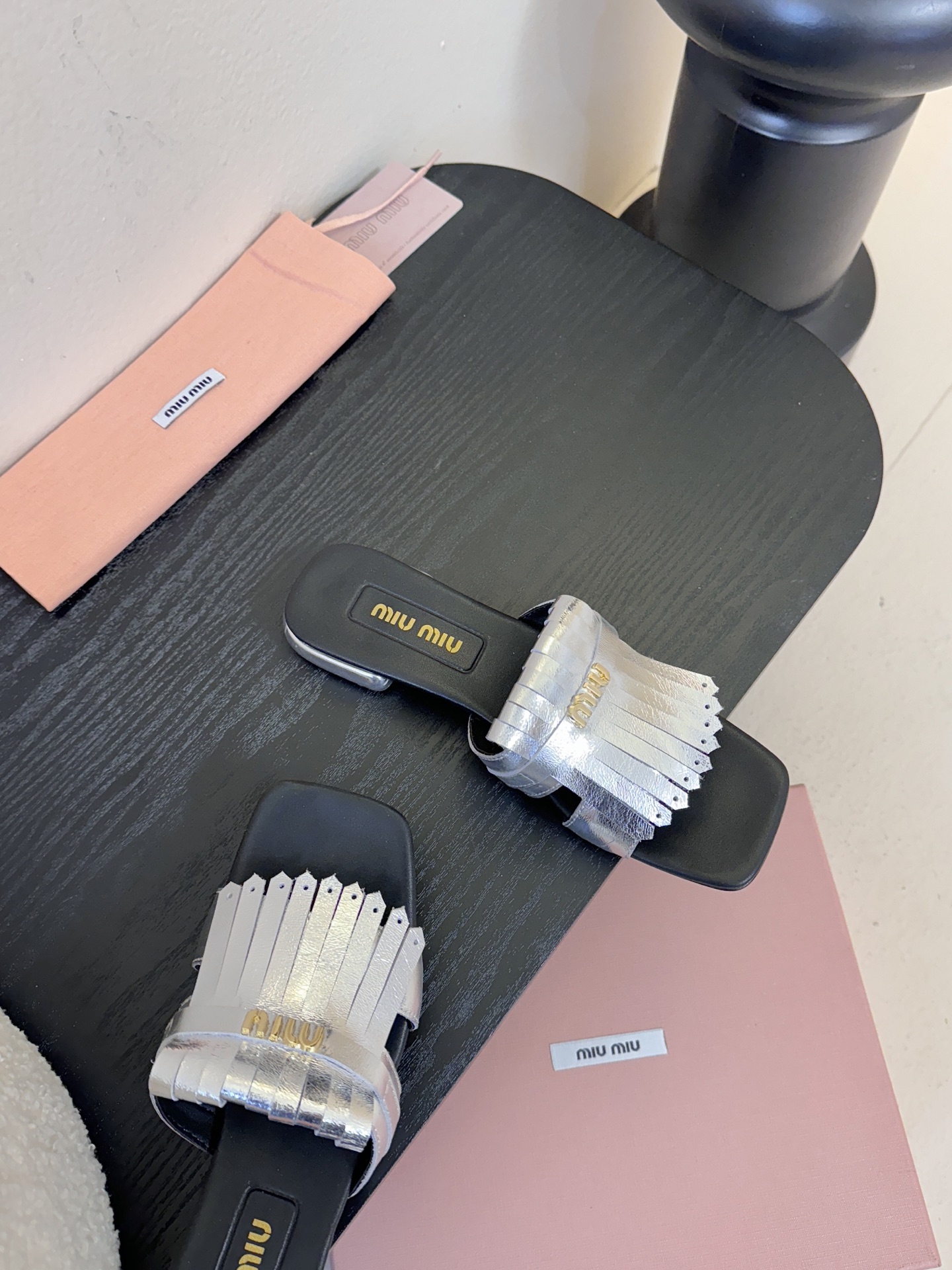 miu ss26new arrival～miu家26春夏高跟凉鞋系列，兼具性感与可爱牛皮材质，羊皮内里，