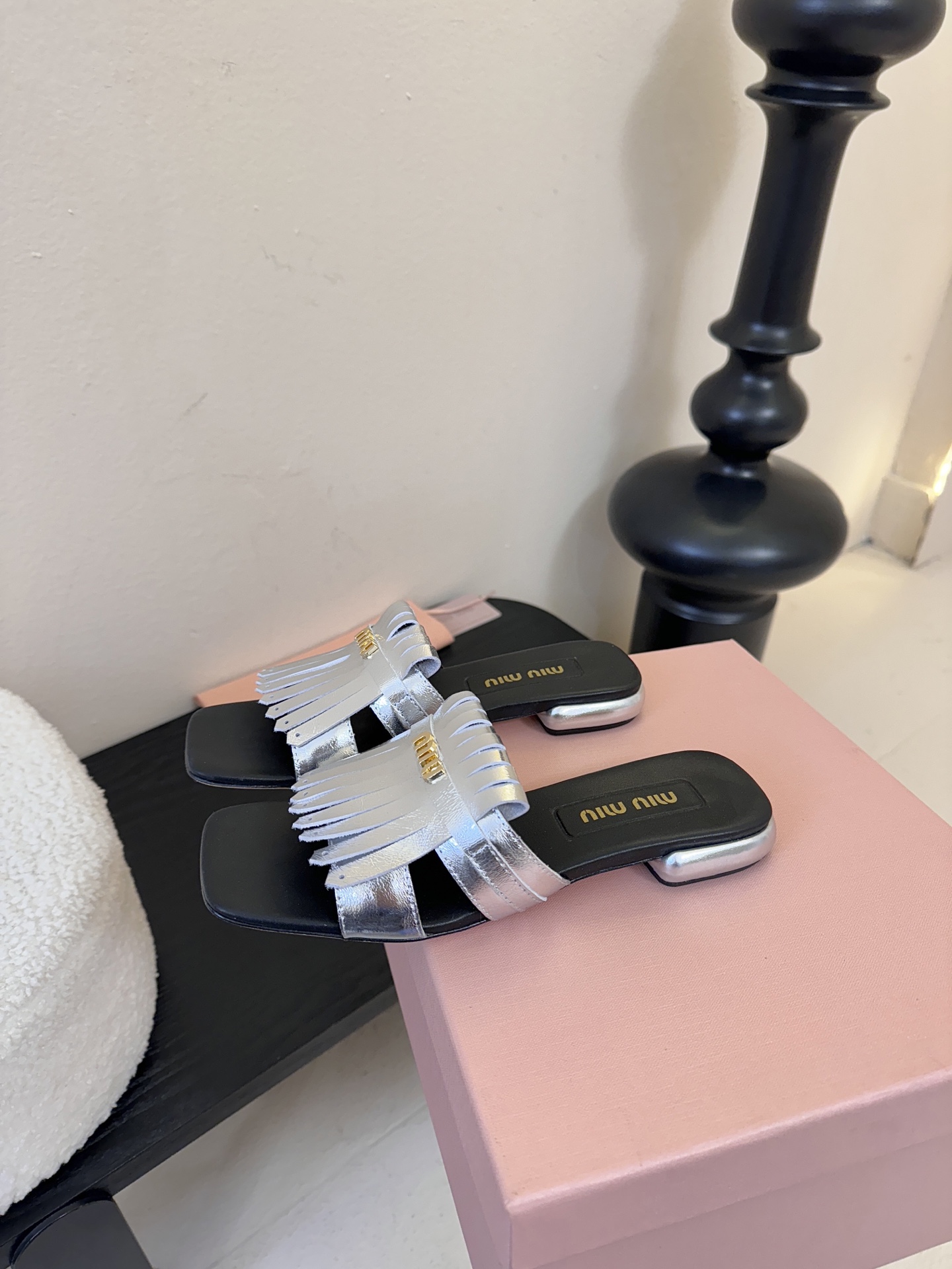 miu ss26new arrival～miu家26春夏高跟凉鞋系列，兼具性感与可爱牛皮材质，羊皮内里，