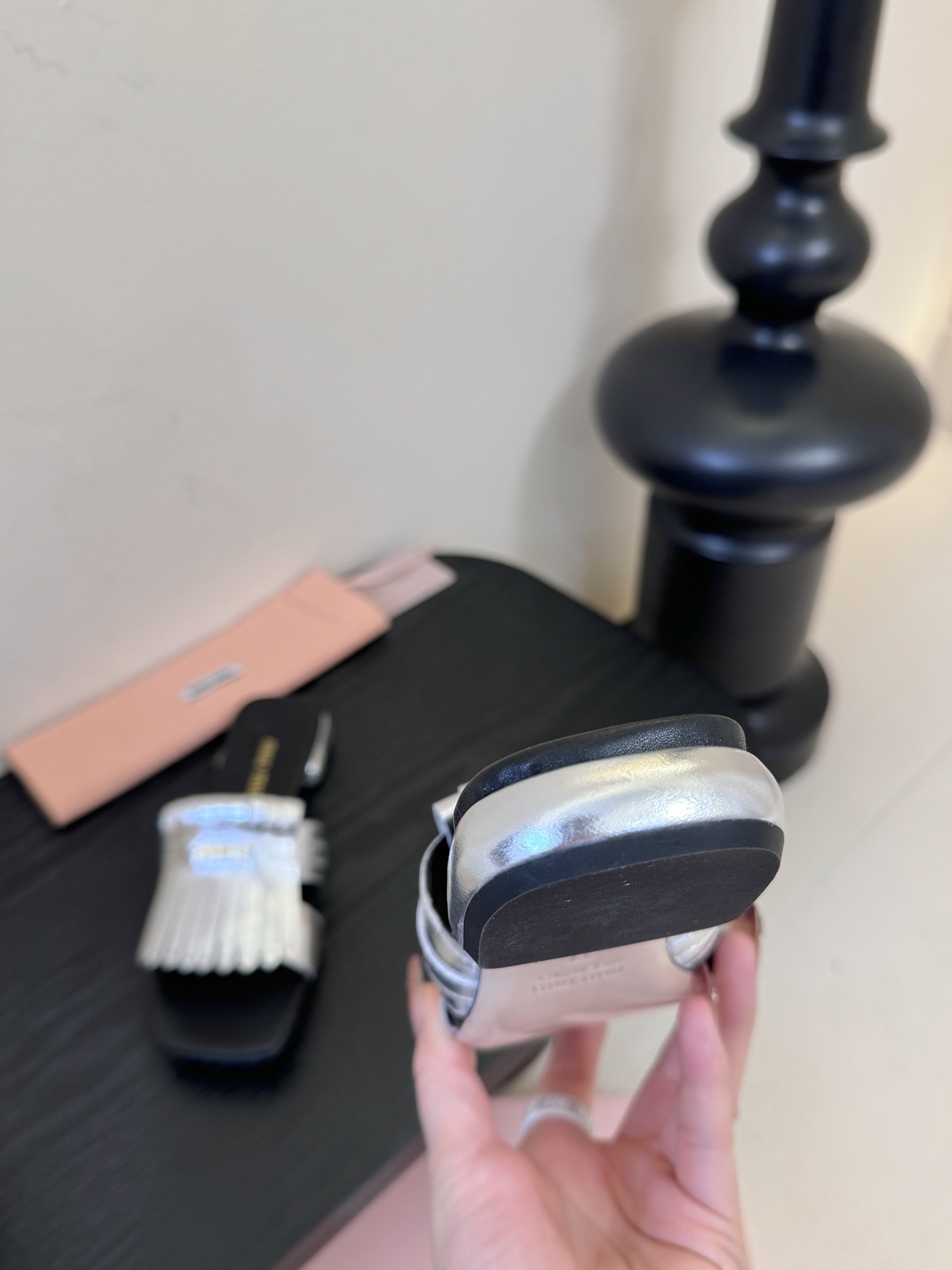 miu ss26new arrival～miu家26春夏高跟凉鞋系列，兼具性感与可爱牛皮材质，羊皮内里，