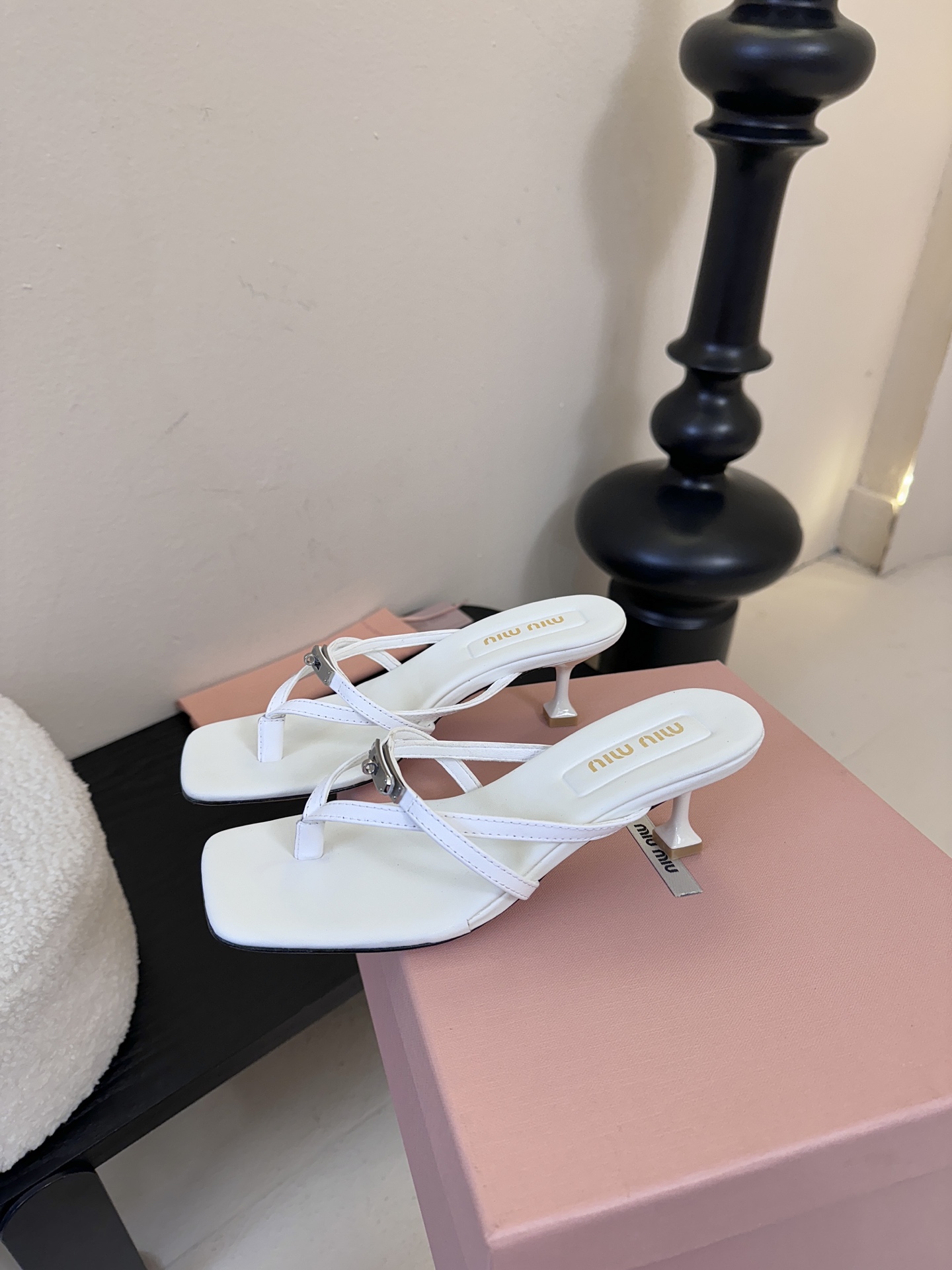 miu ss26new arrival～miu家26春夏高跟凉鞋系列，兼具性感与可爱牛皮材质，羊皮内里，