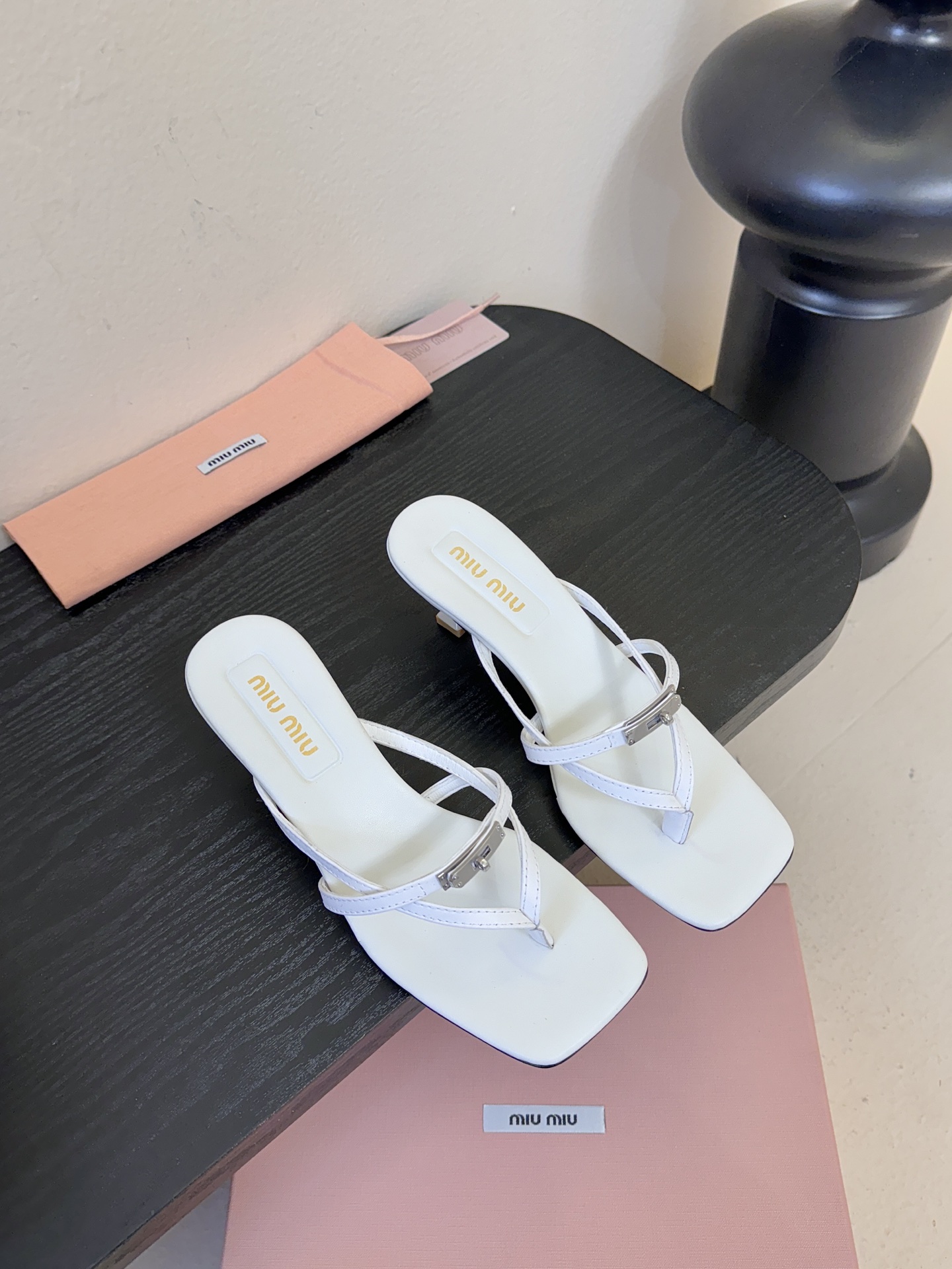 miu ss26new arrival～miu家26春夏高跟凉鞋系列，兼具性感与可爱牛皮材质，羊皮内里，