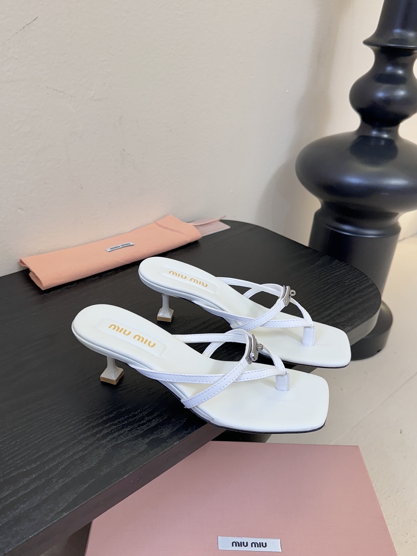 miu ss26new arrival～miu家26春夏高跟凉鞋系列，兼具性感与可爱牛皮材质，羊皮内里，