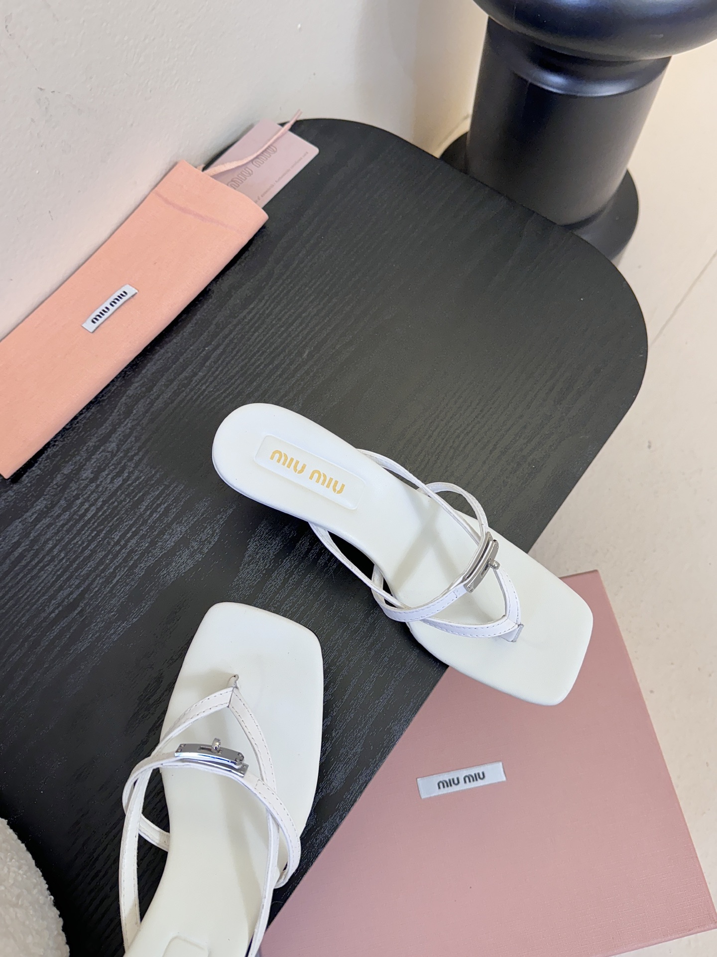 miu ss26new arrival～miu家26春夏高跟凉鞋系列，兼具性感与可爱牛皮材质，羊皮内里，