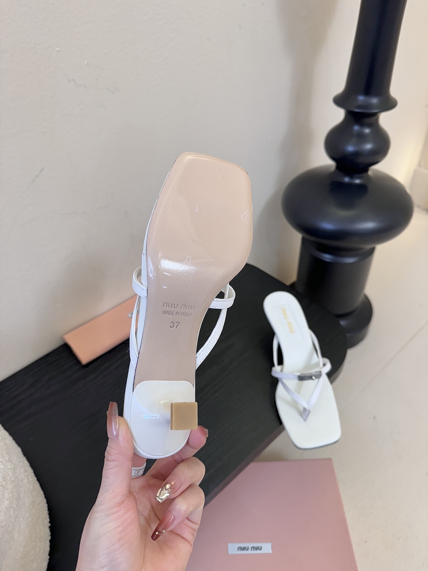 miu ss26new arrival～miu家26春夏高跟凉鞋系列，兼具性感与可爱牛皮材质，羊皮内里，