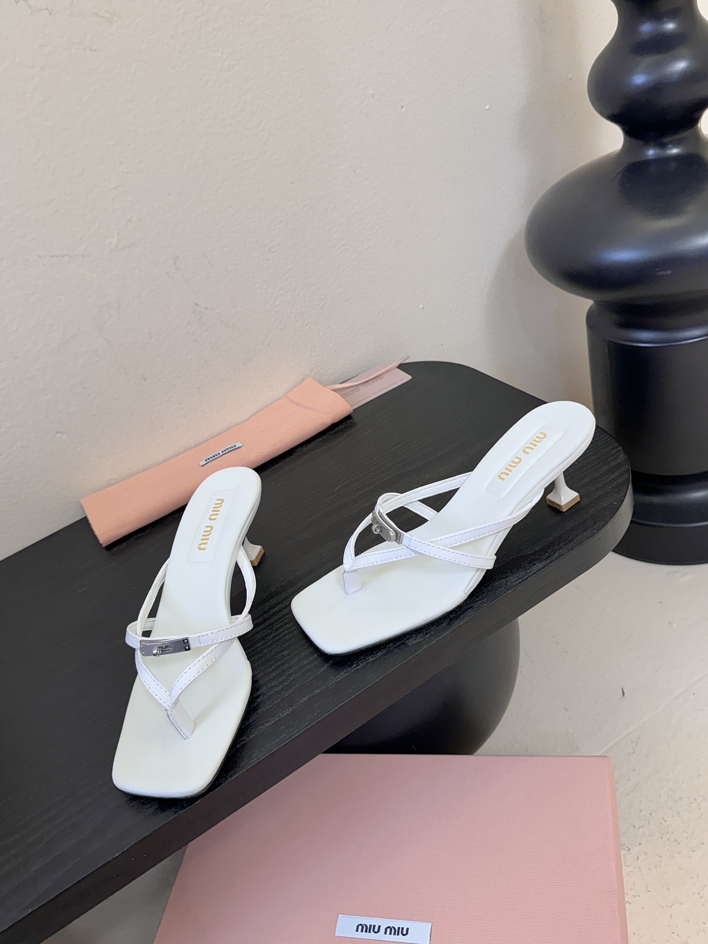 miu ss26new arrival～miu家26春夏高跟凉鞋系列，兼具性感与可爱牛皮材质，羊皮内里，