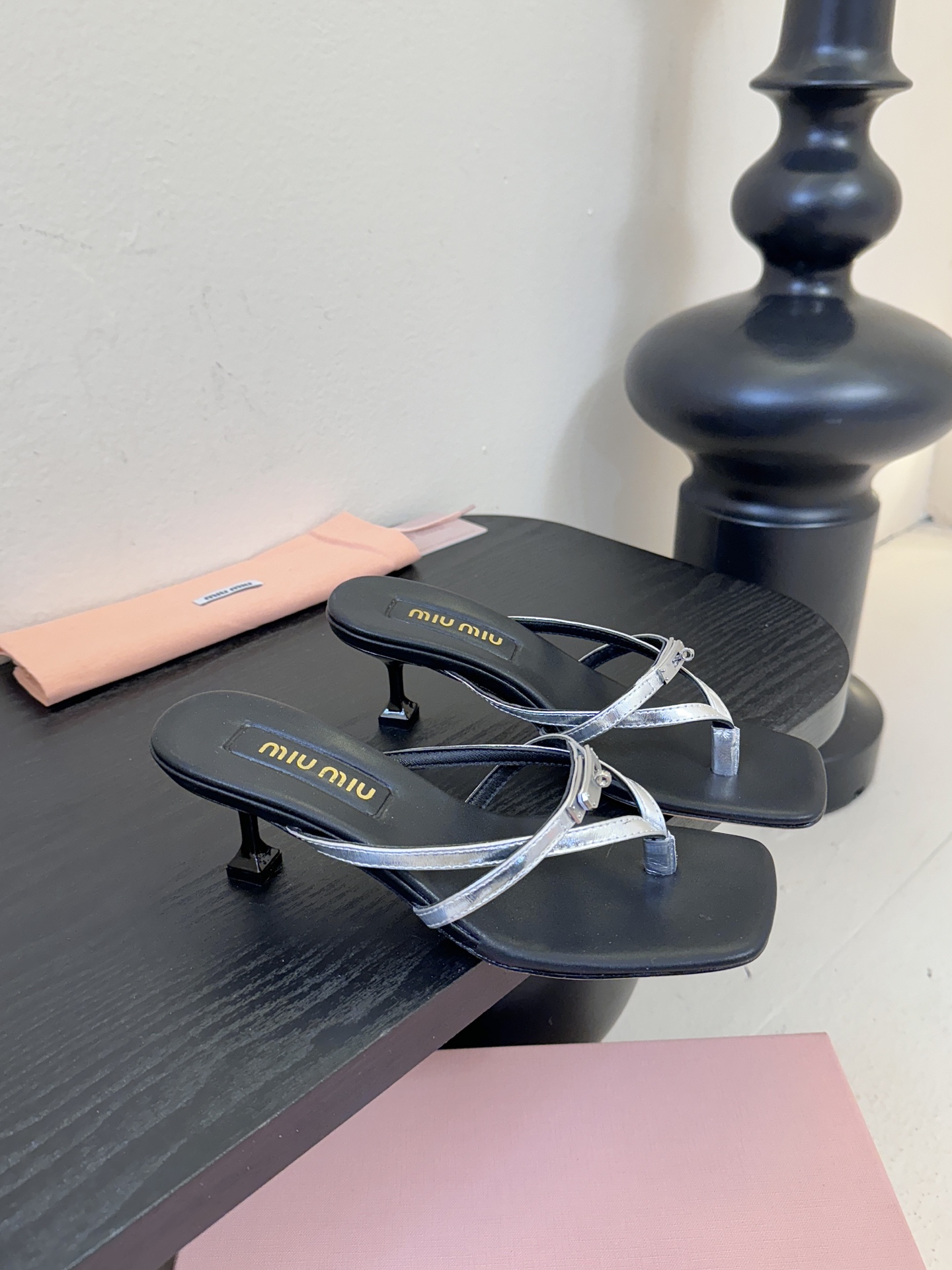 miu ss26new arrival～miu家26春夏高跟凉鞋系列，兼具性感与可爱牛皮材质，羊皮内里，