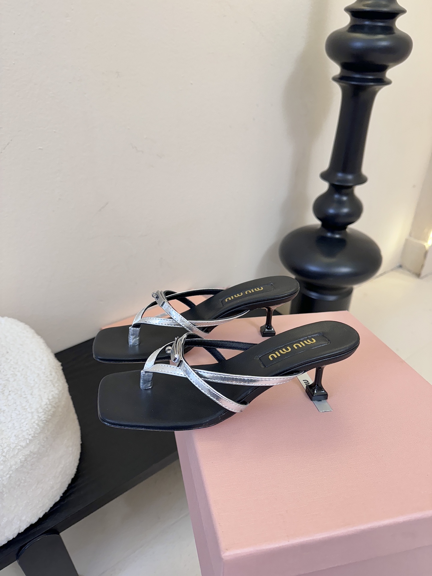 miu ss26new arrival～miu家26春夏高跟凉鞋系列，兼具性感与可爱牛皮材质，羊皮内里，