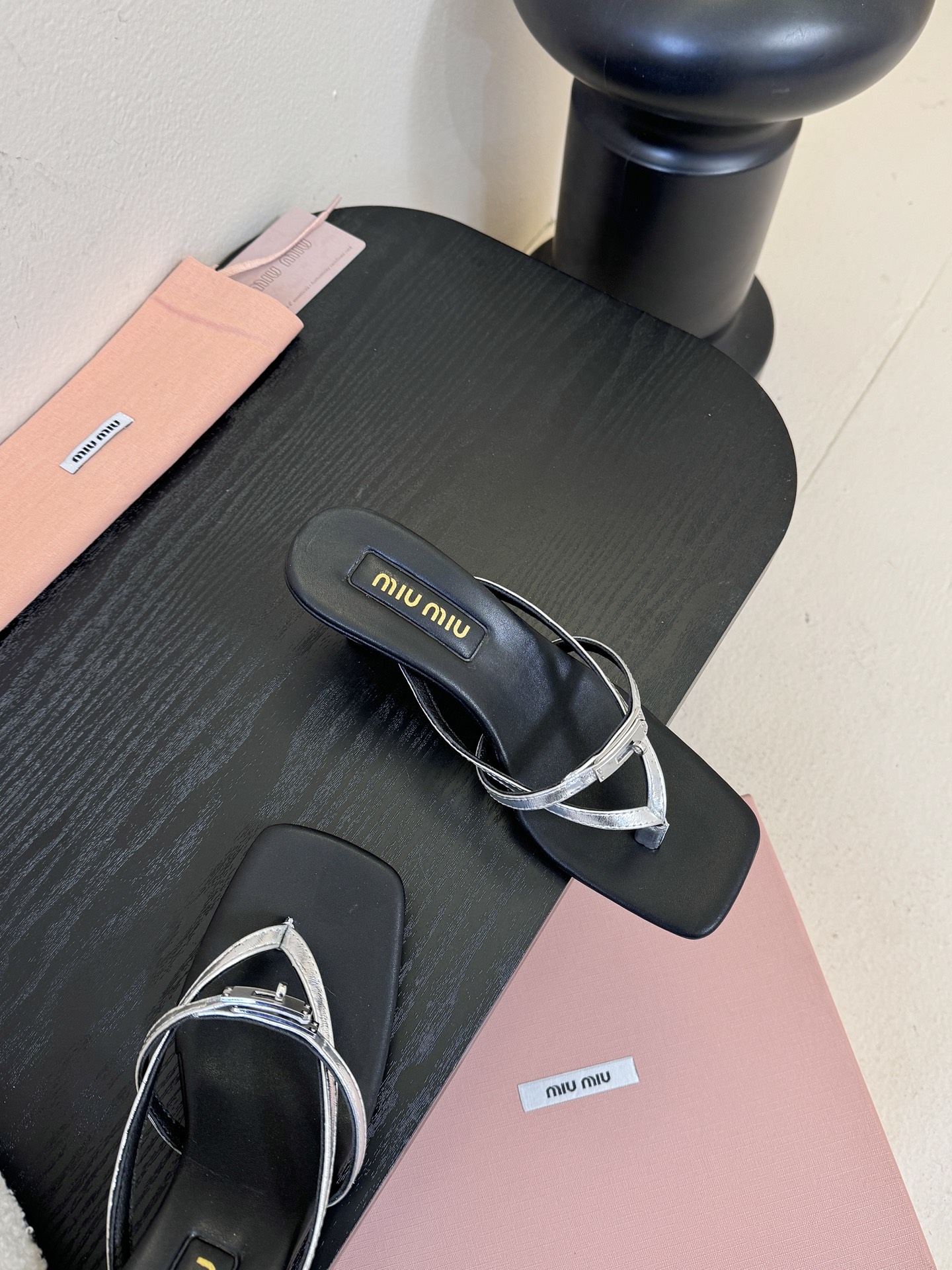 miu ss26new arrival～miu家26春夏高跟凉鞋系列，兼具性感与可爱牛皮材质，羊皮内里，