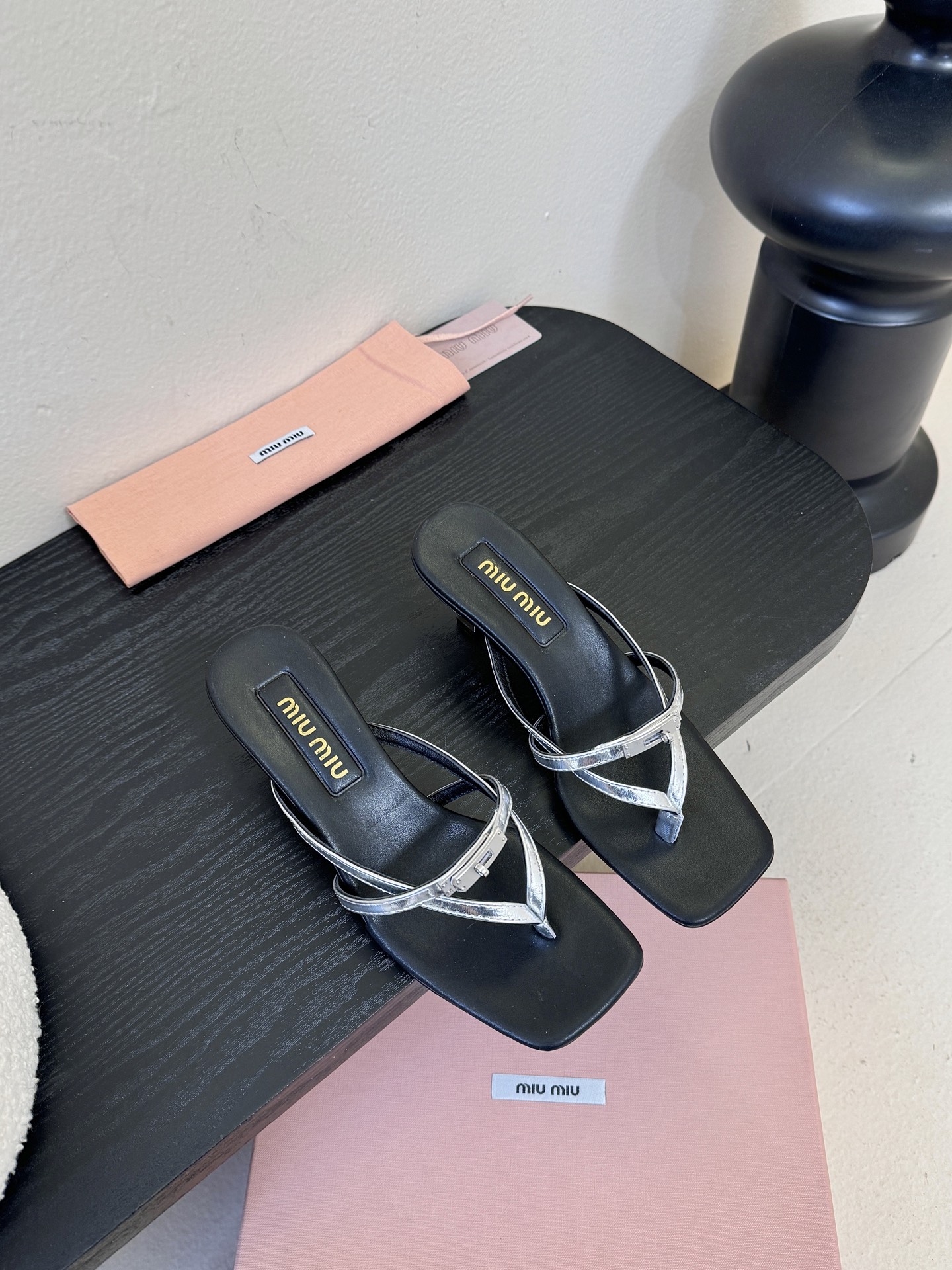 miu ss26new arrival～miu家26春夏高跟凉鞋系列，兼具性感与可爱牛皮材质，羊皮内里，