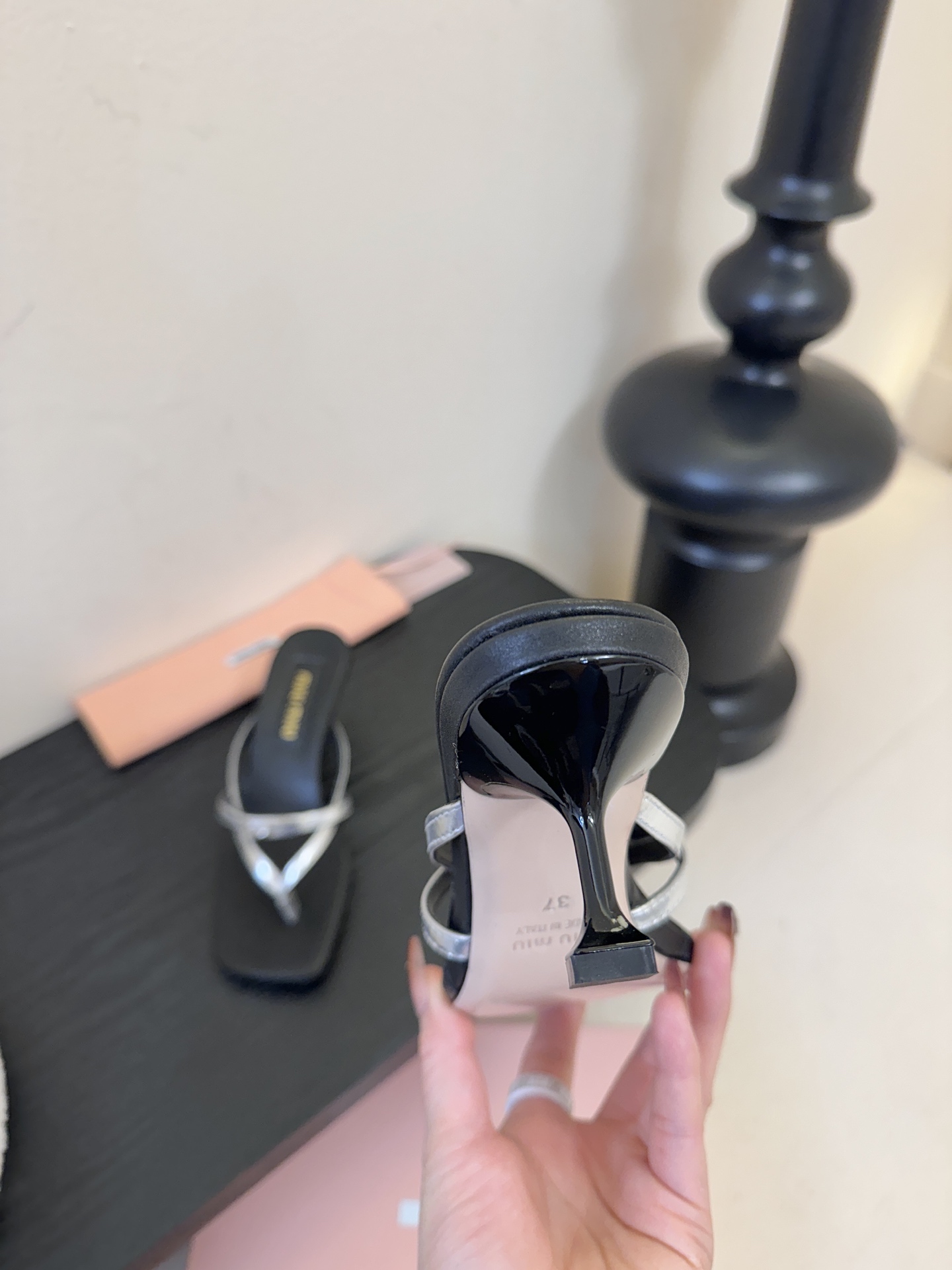 miu ss26new arrival～miu家26春夏高跟凉鞋系列，兼具性感与可爱牛皮材质，羊皮内里，