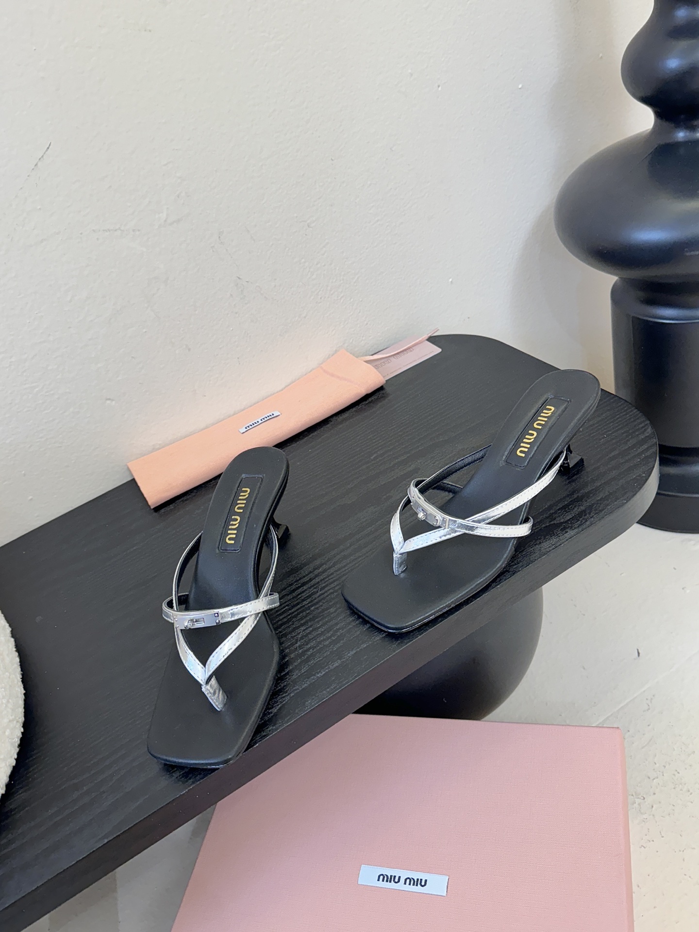 miu ss26new arrival～miu家26春夏高跟凉鞋系列，兼具性感与可爱牛皮材质，羊皮内里，