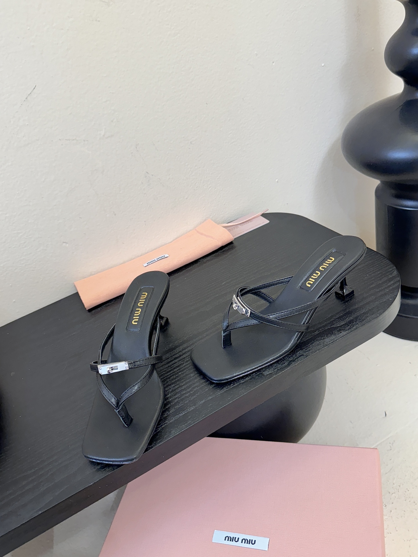 miu ss26new arrival～miu家26春夏高跟凉鞋系列，兼具性感与可爱牛皮材质，羊皮内里，